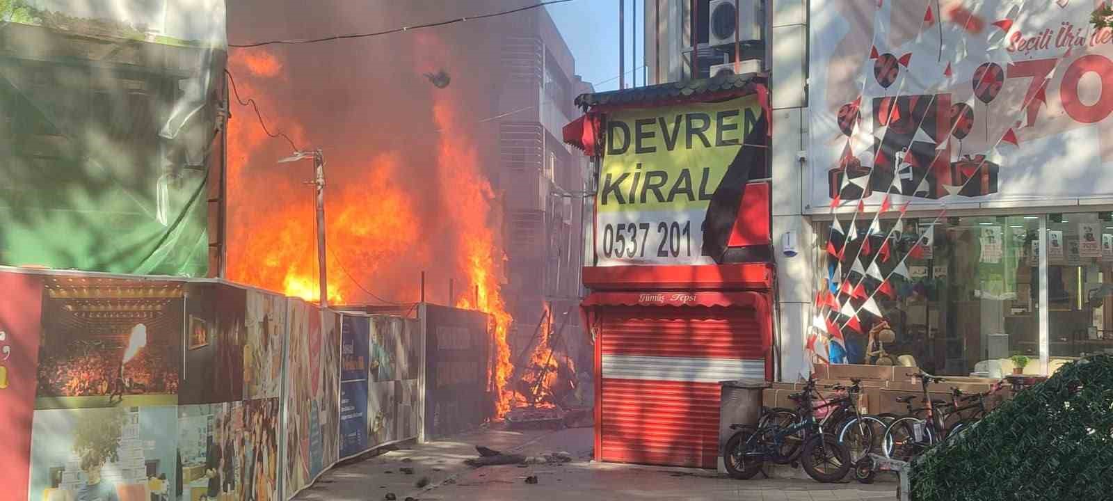 kocaeli-de-konteynerdeki-yangin-iki-isletmeye-sicradi-mahalleli-sokaga-dokuldu