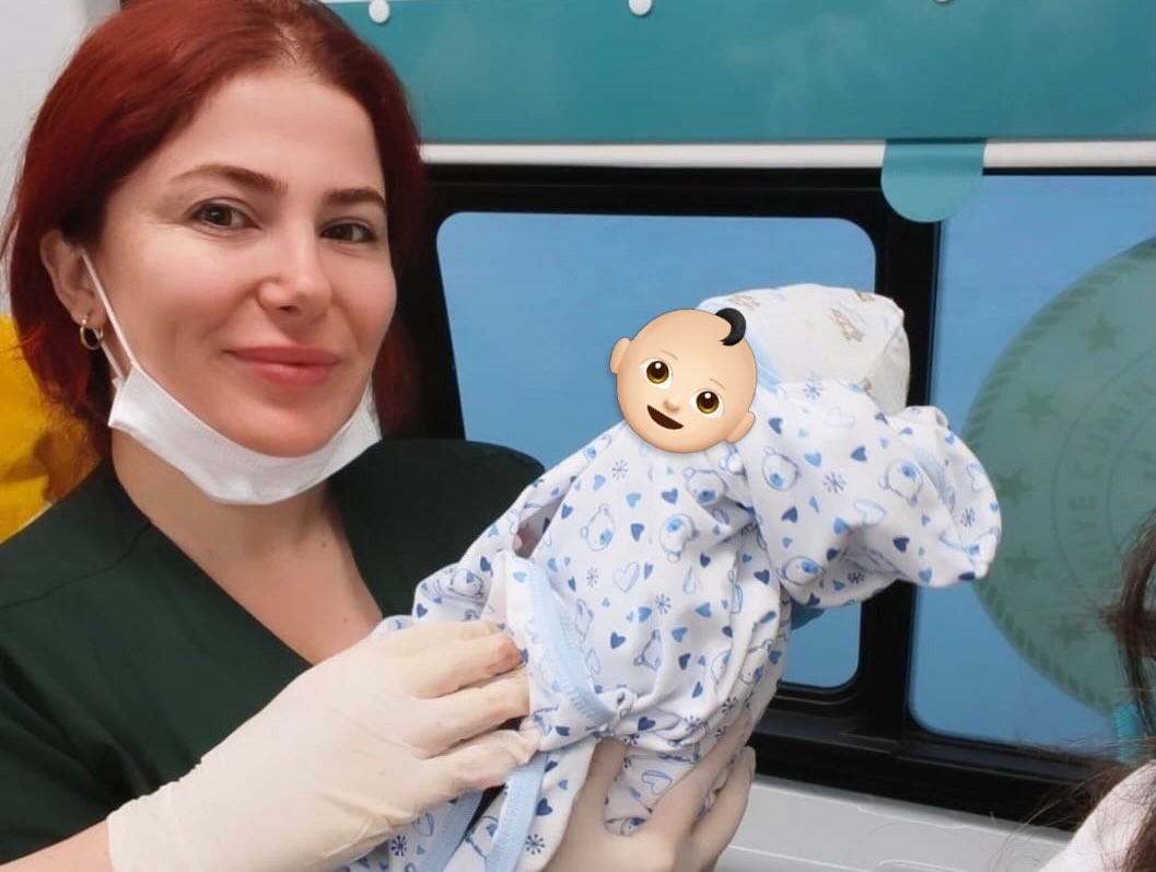 hastaneye-sevk-edilen-hamile-kadin-ambulansta-dogum-yapti