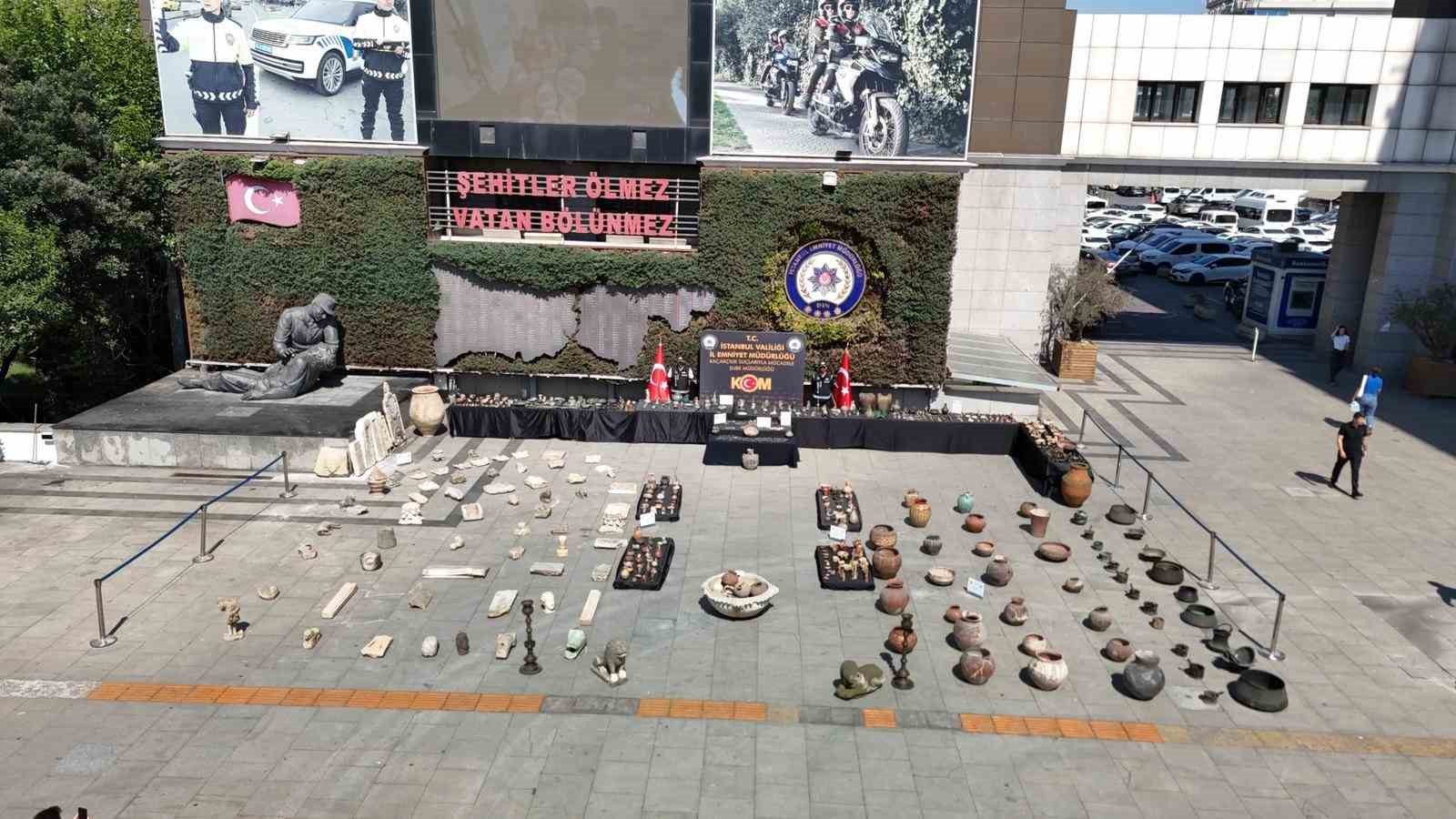 beykoz-da-ele-gecirilen-10-bini-askin-eser-ve-sikkeler-emniyette-sergilendi