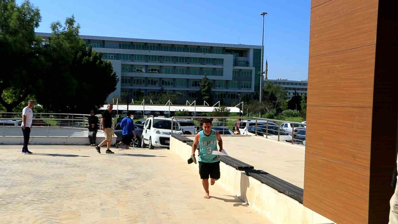 kan-ter-icinde-elide-terlikle-yalinayak-kosarak-geldigi-sinavi-saniyelerle-kacirdi