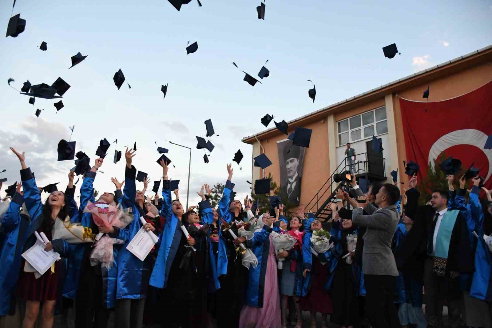 emet-myo-da-mezuniyet-coskusu