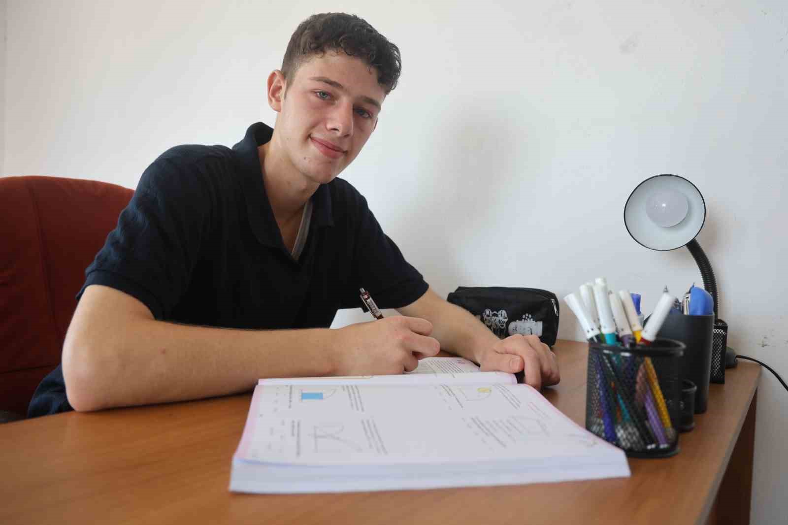 savasin-ve-depremin-pes-ettiremedigi-suriyeli-munir-3-kardesiyle-paylastigi-odada-gunde-6-saat-ders-calisarak-tip-fakultesini-kazandi