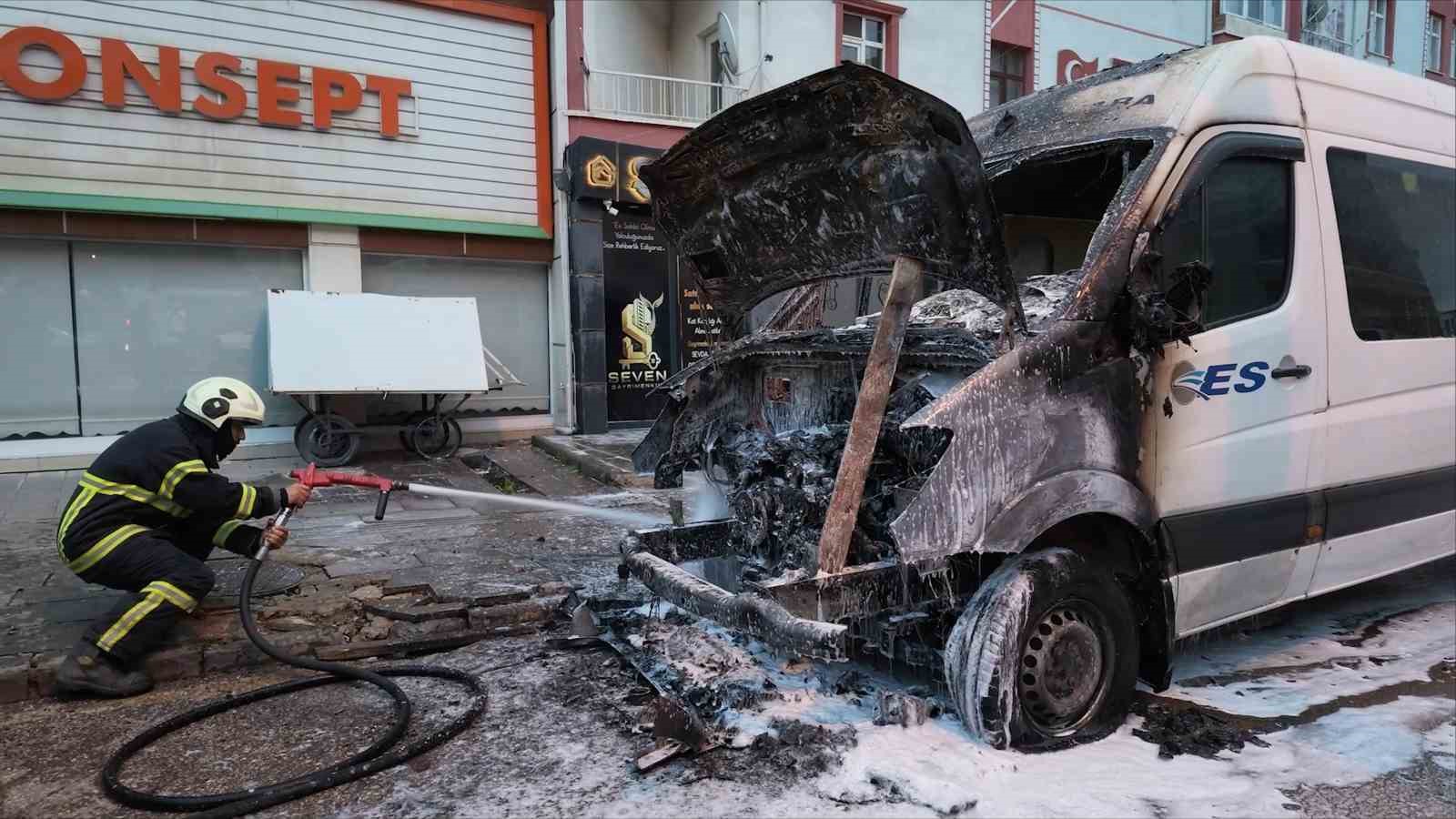 park-halindeki-minibuste-yangin-cikti