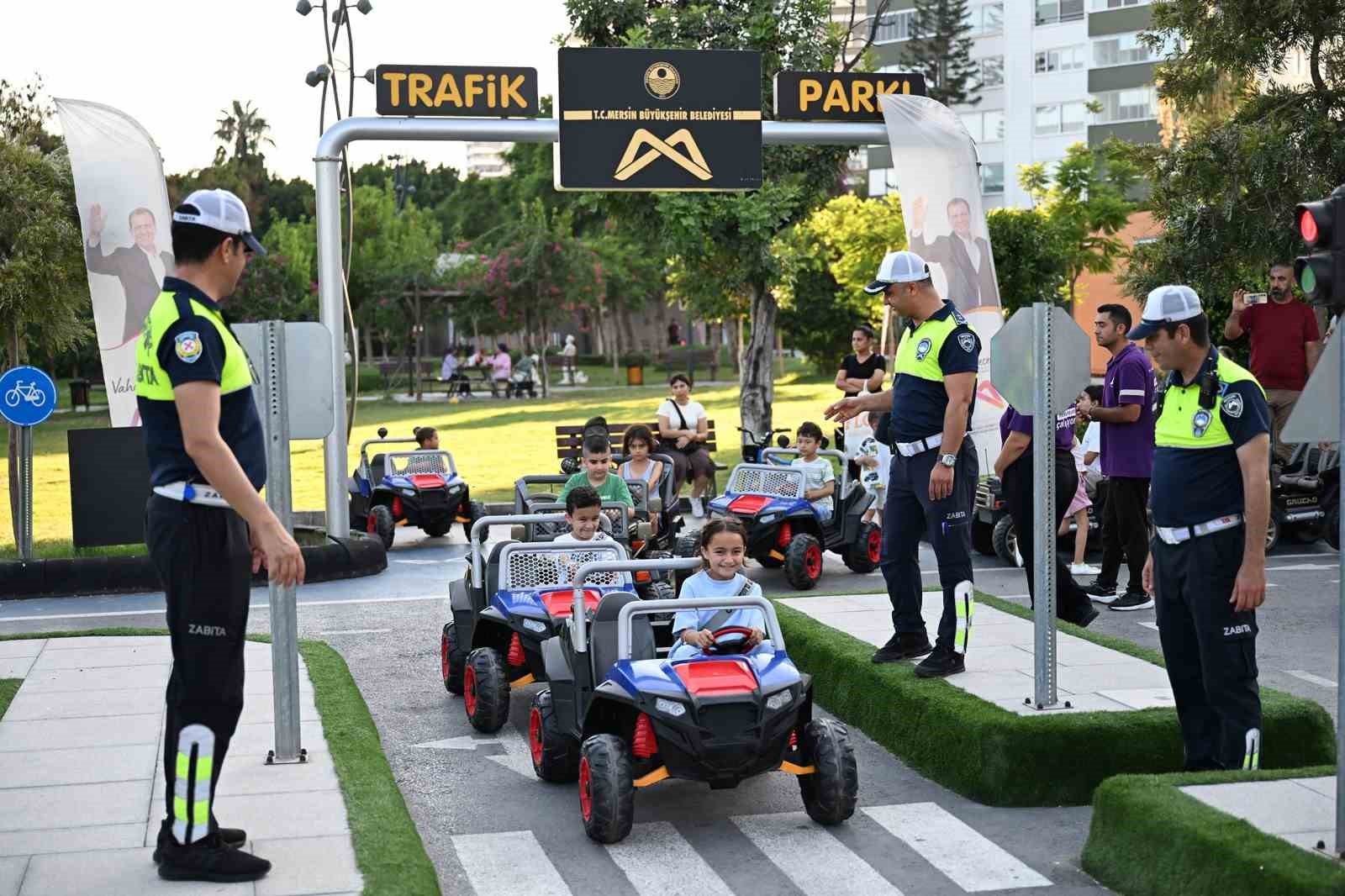 mersin-de-minikler-trafik-kurallarini-direksiyon-basinda-ogrendi