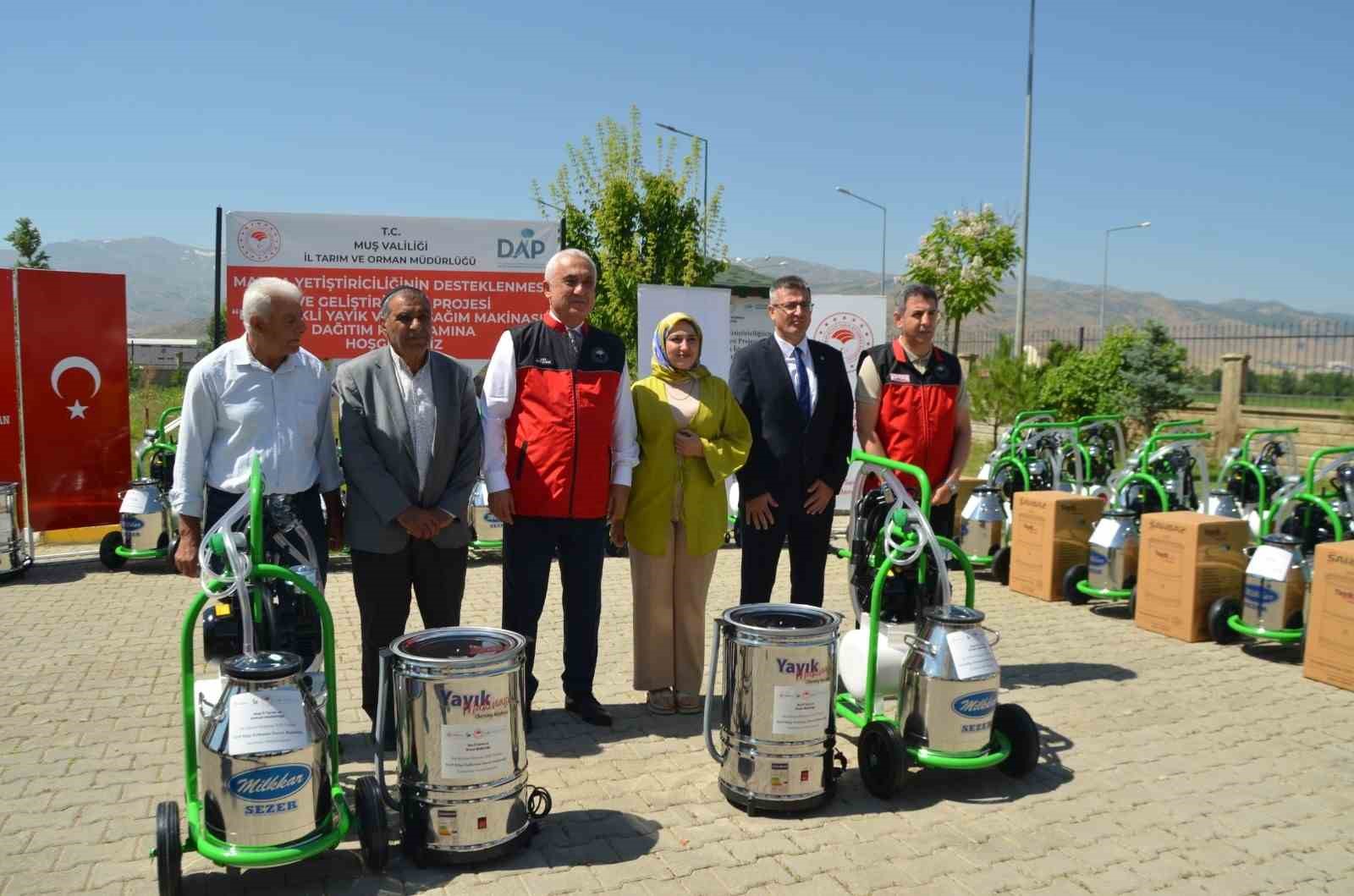 mus-ta-manda-yetistiricilerine-sut-sagim-ve-elektrikli-yayik-makinesi-destegi