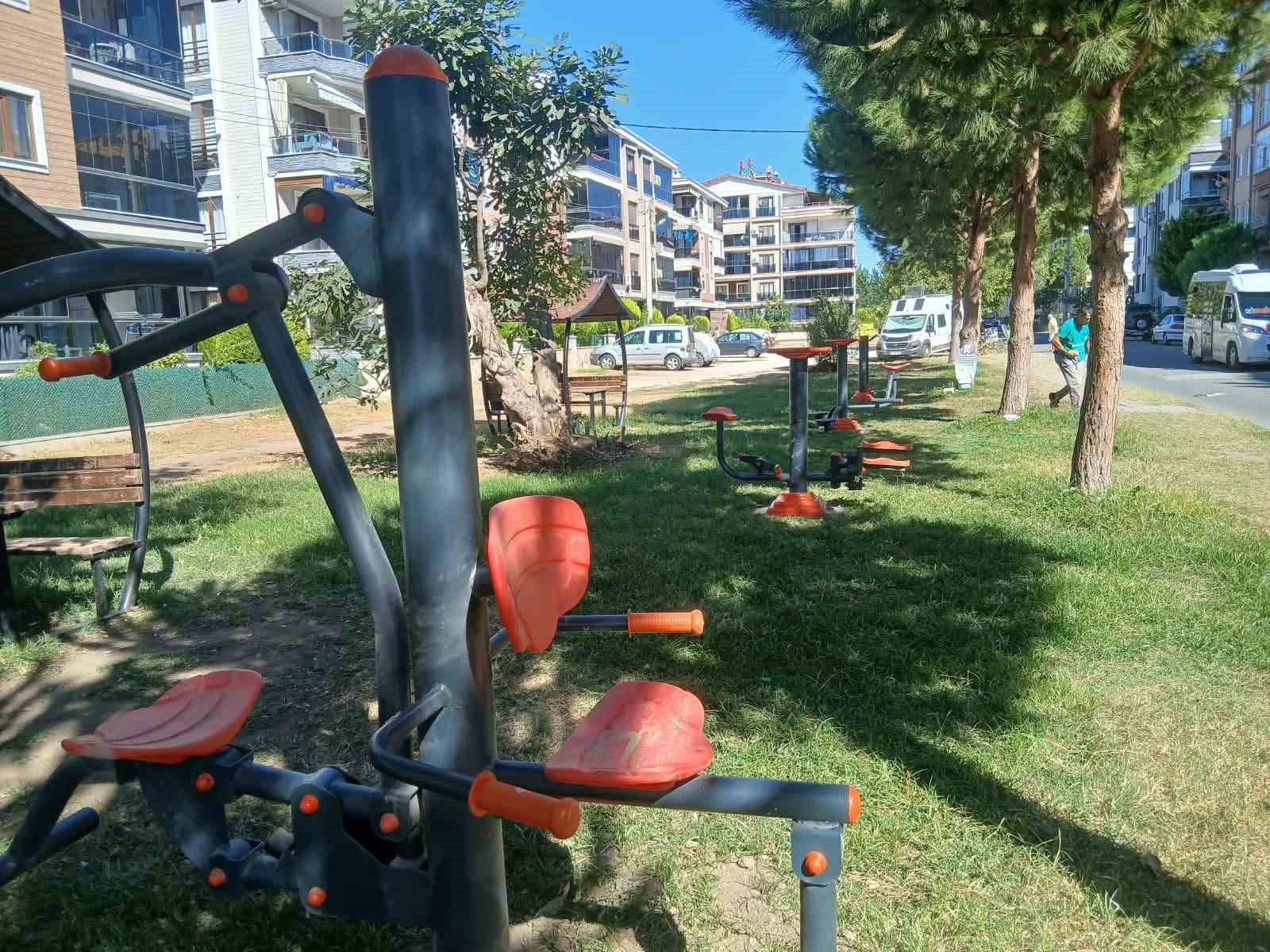 altinkum-ve-kadikoy-de-park-ve-spor-alanlari-icin-calisma-basladi
