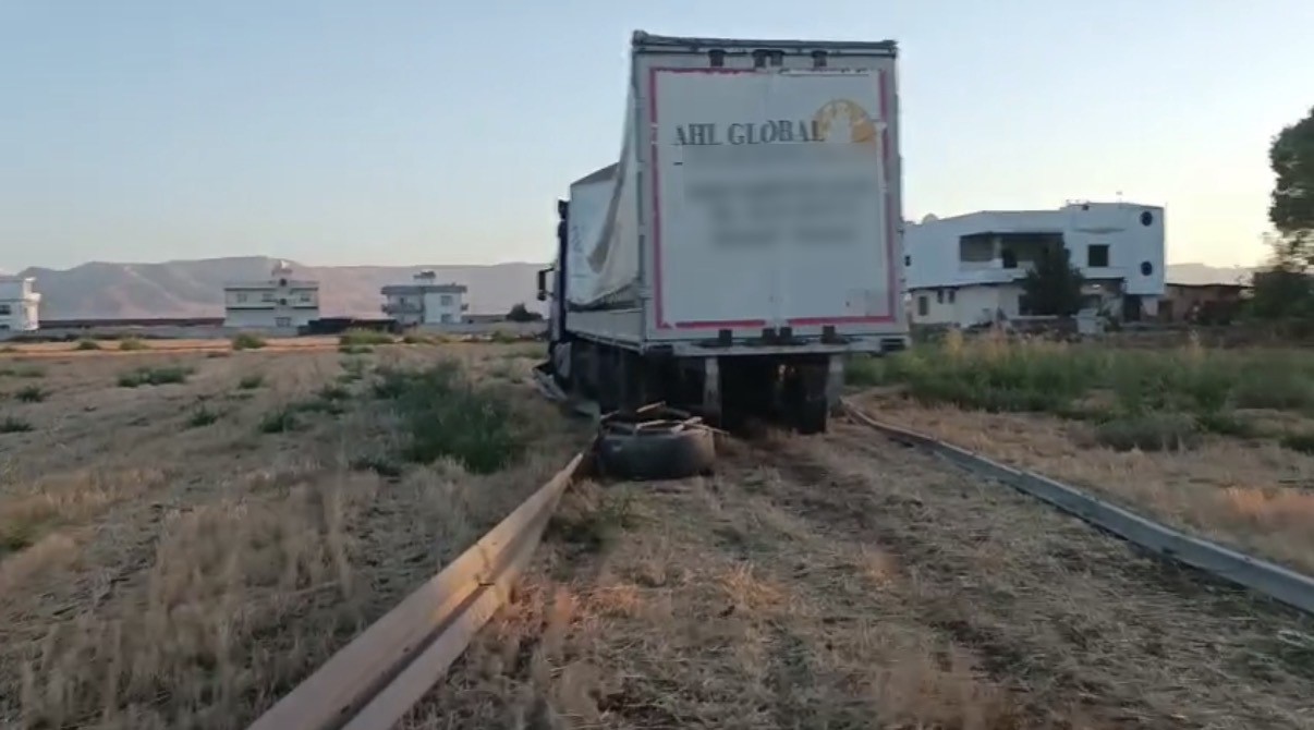 mardin-de-kontrolden-cikan-tir-bos-araziye-girdi