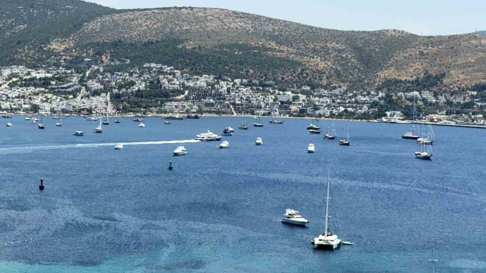 bodrum-koylarinda-yat-kusatmasi-sezon-acildi-denizde-yogunluk-basladi