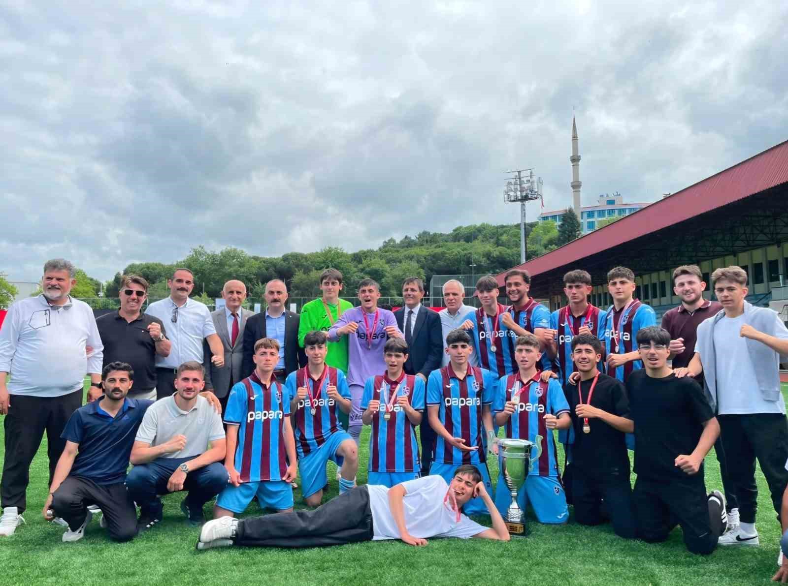 arakli-saffet-cebi-lisesi-nin-sampiyonluk-sevinci