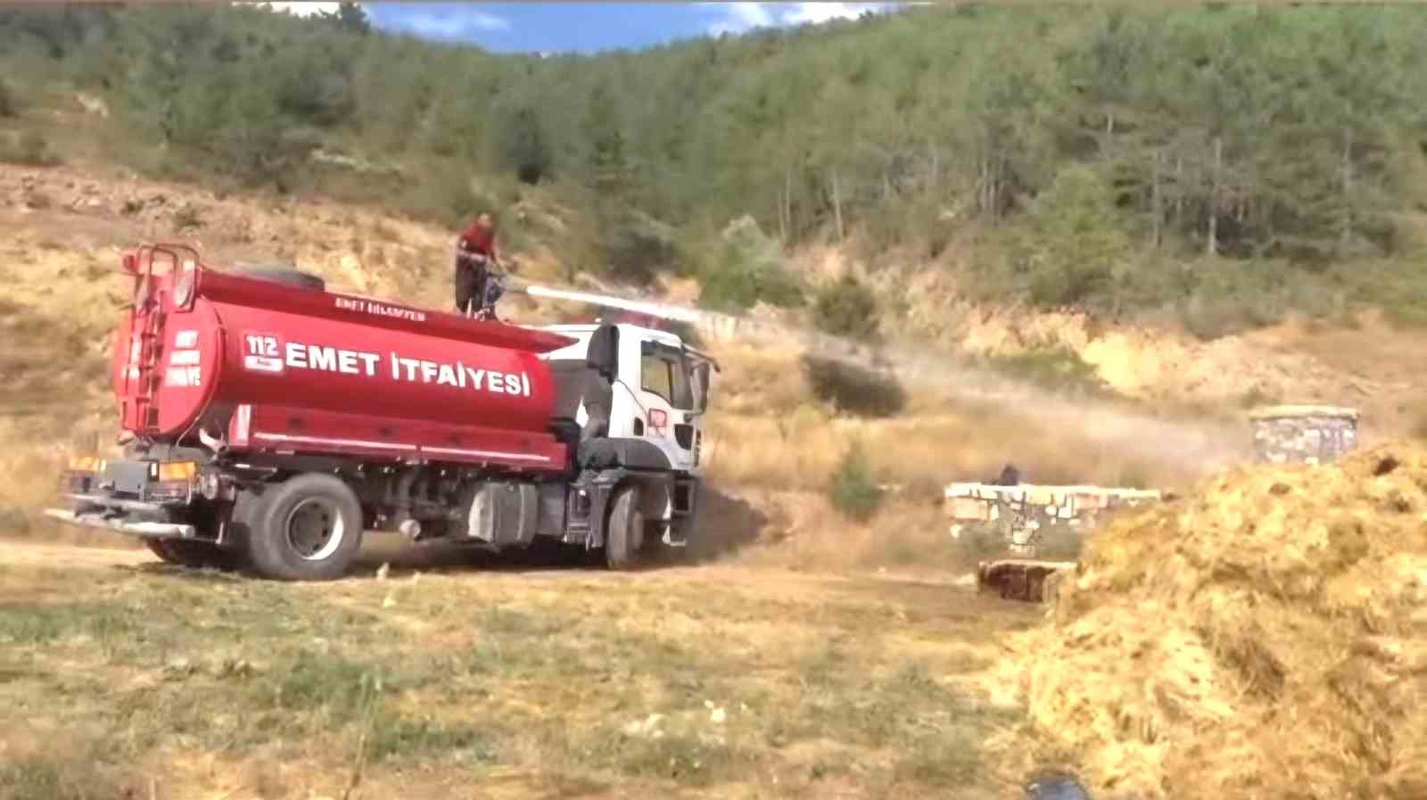emet-te-saman-yuklu-kamyonet-alev-aldi