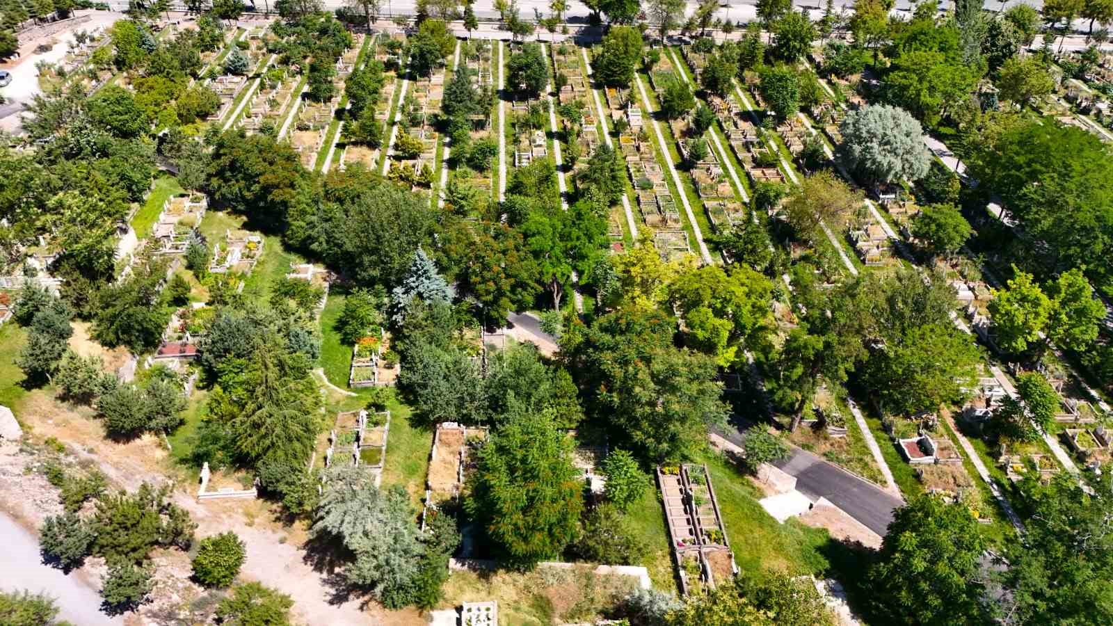 buyuksehirden-asri-mezarlikta-temizlik-calismasi