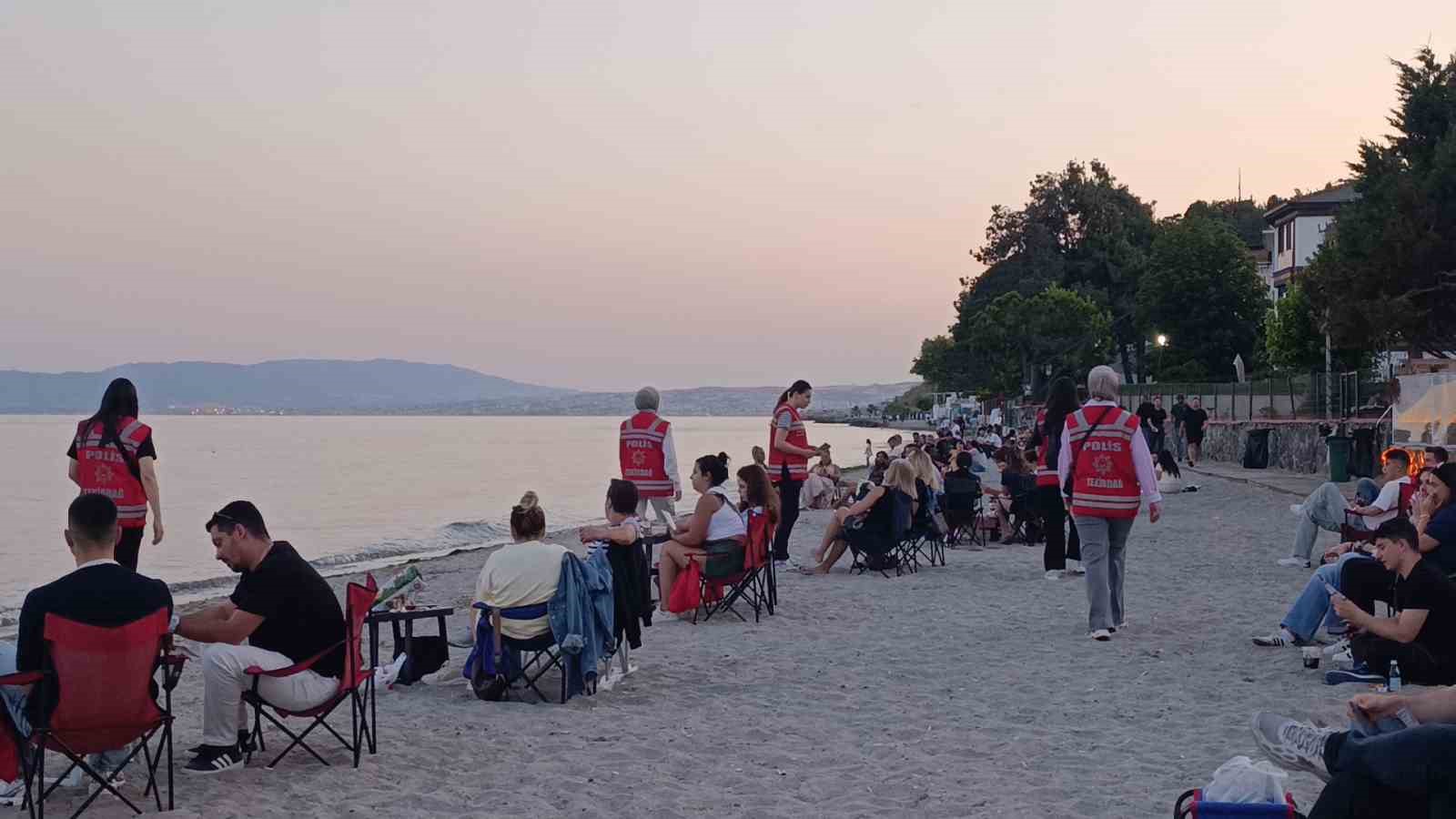 kadin-polislerden-huzur-mesaisi-sahilde-brosur-dagittilar