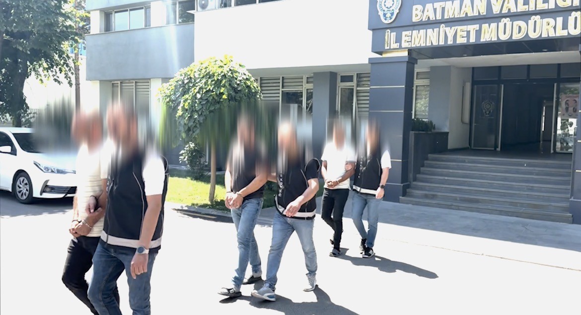 batman-da-pamuk-yuklu-iki-tirda-112-kilo-esrar-ele-gecirildi