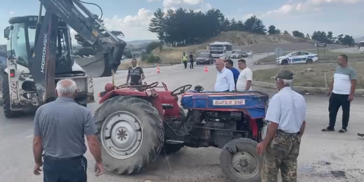 tavsanli-da-otomobil-ile-traktor-carpisti-3-yarali