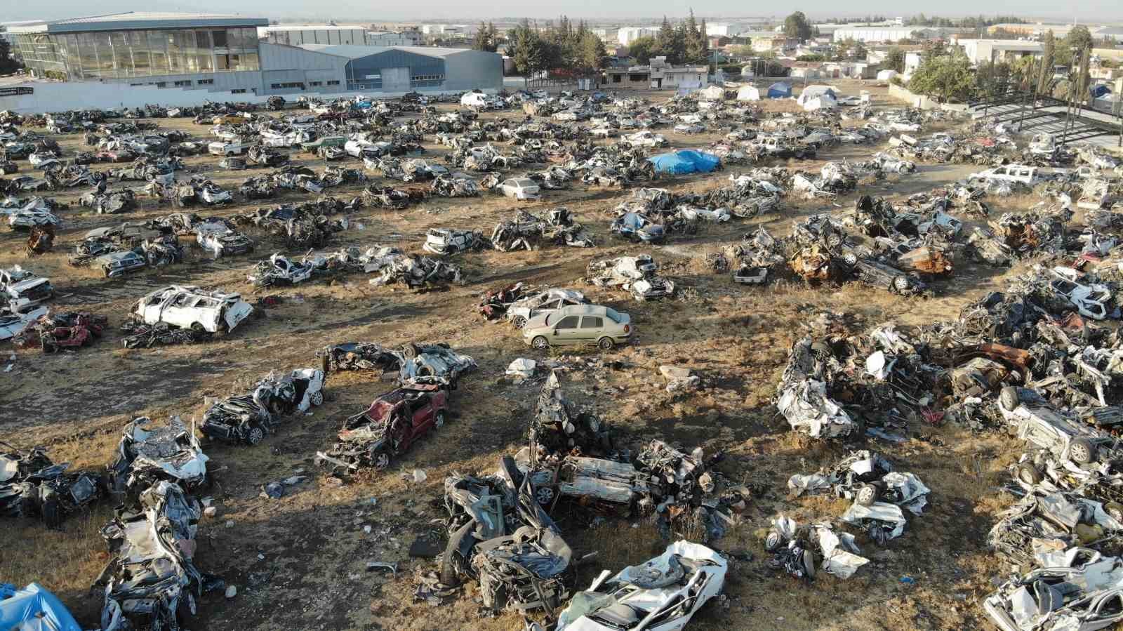 depremin-aci-yuzunu-yansitan-arac-mezarligindan-geriye-sadece-bir-minibus-kaldi