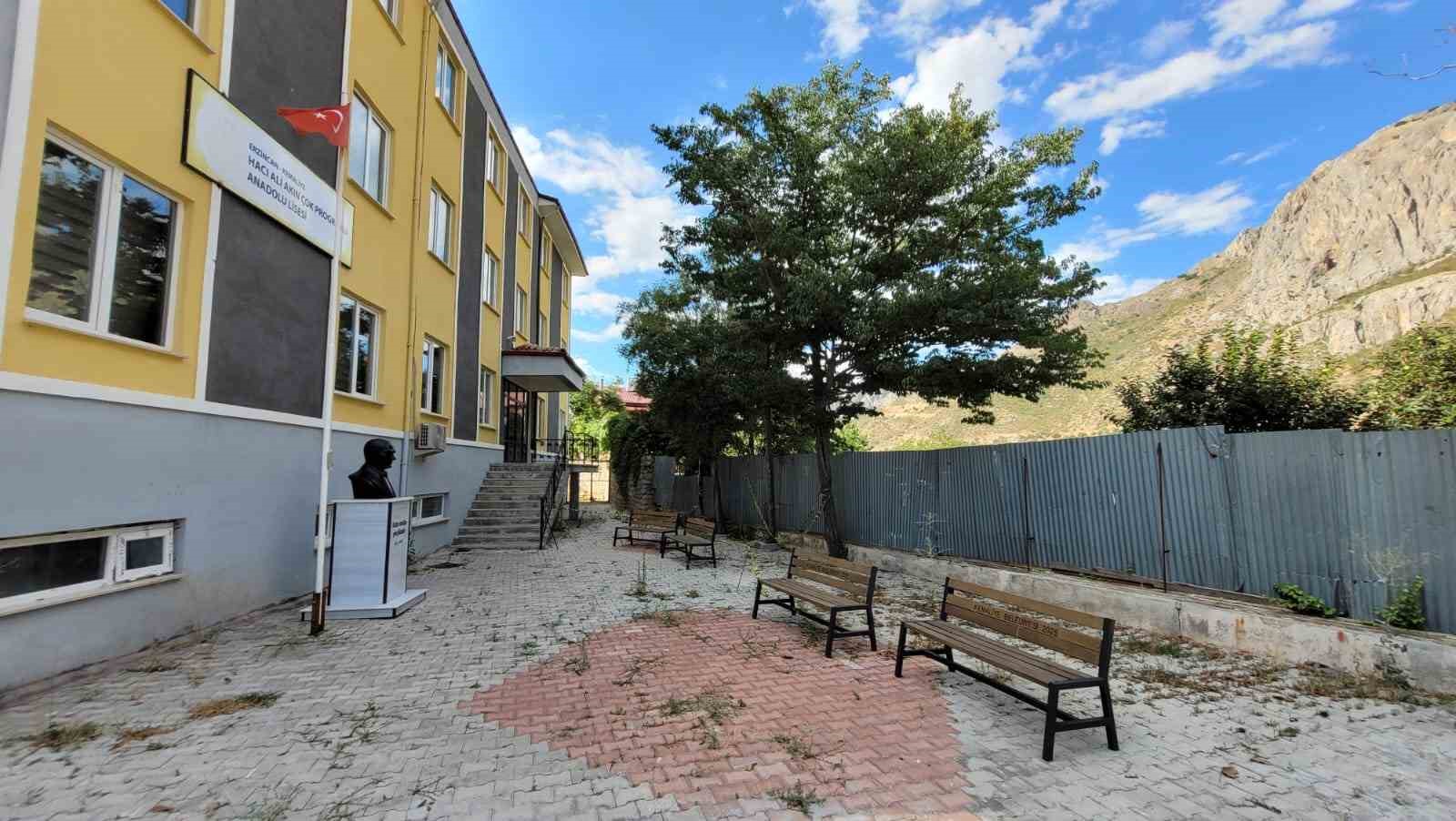 kemaliye-de-onarilmayan-okul-istinat-duvari-tehlike-olusturuyor