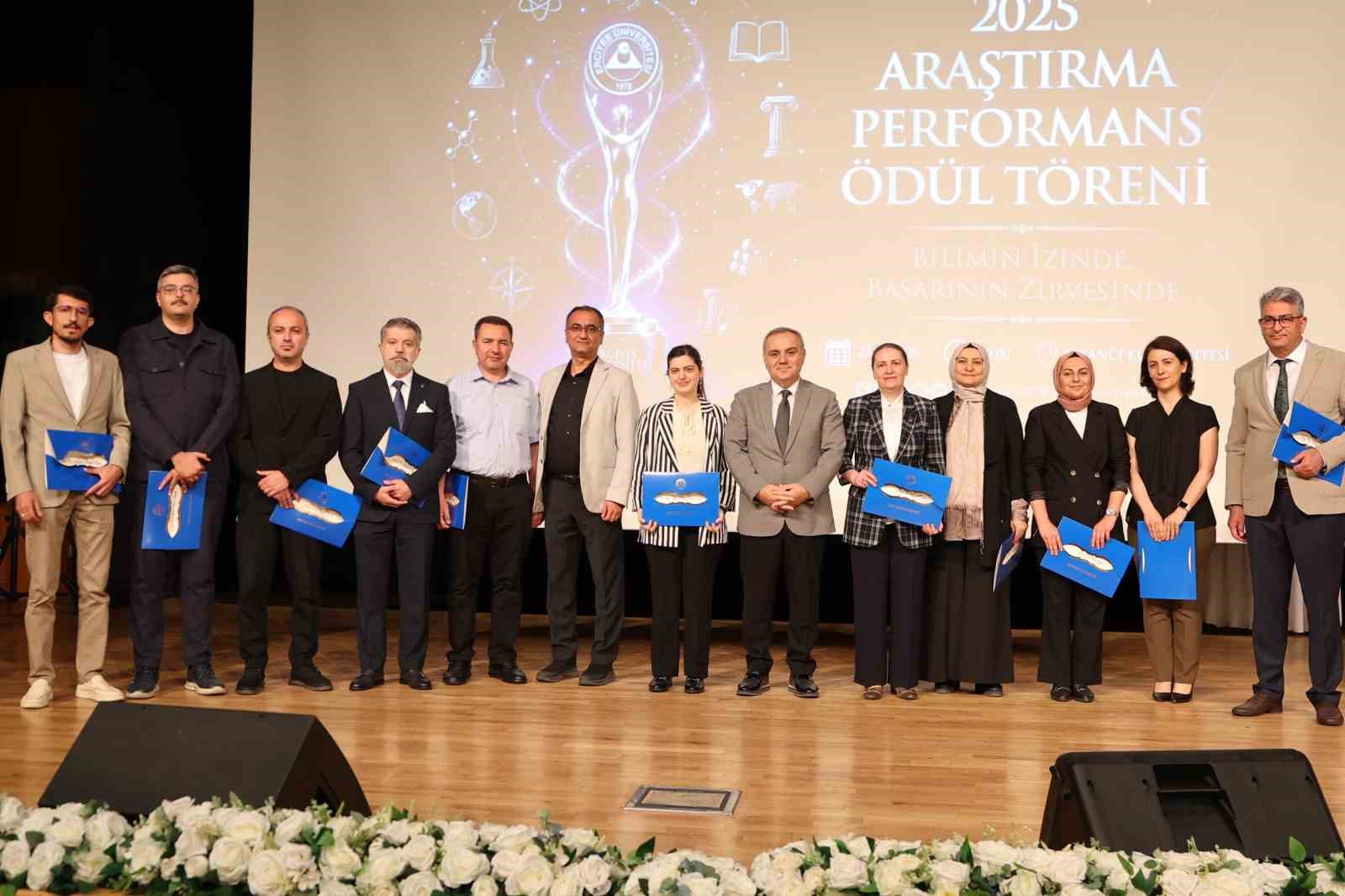eru-de-2025-yili-arastirma-performans-odul-toreni-duzenlendi