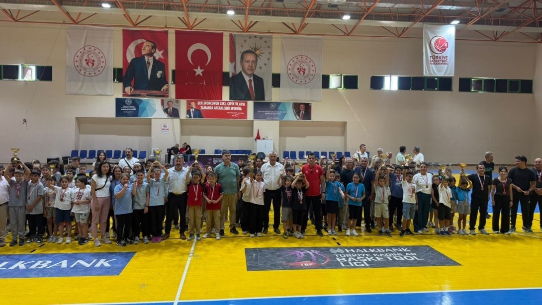 burhaniye-de-geleneksel-cocuk-oyunlarinda-dereceye-girenlere-odulleri-verildi