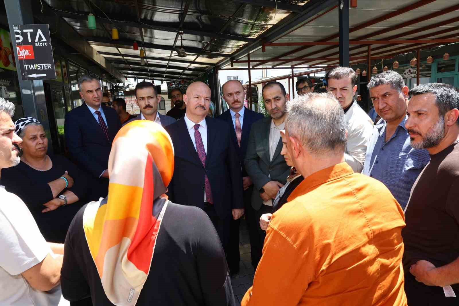 vali-kucuk-balikesir-carsisi-nda-esnaf-ve-vatandaslarla-bulustu