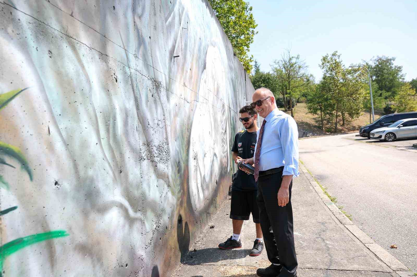 apollon-heykeli-bu-kez-grafitiyle-konustu