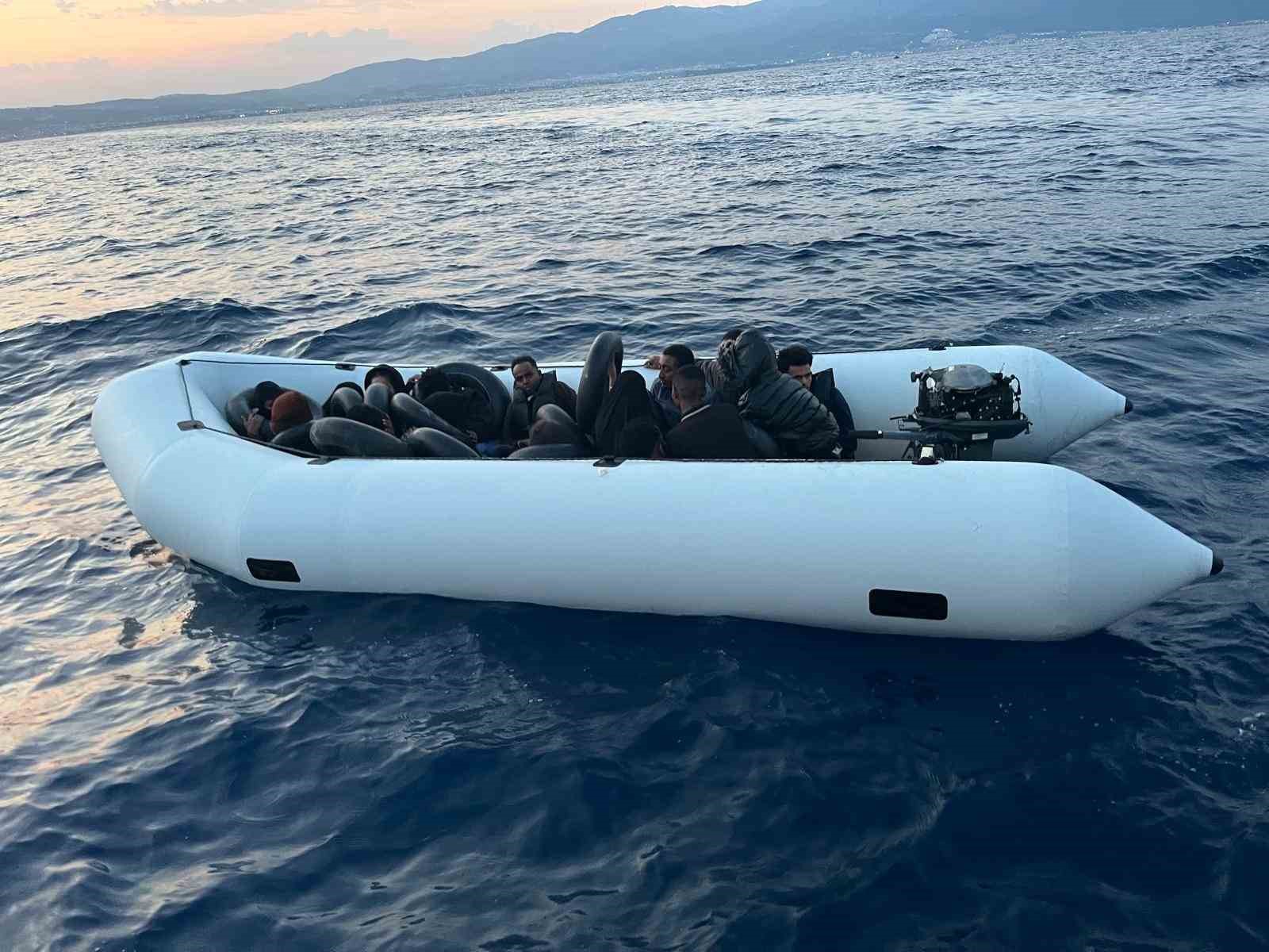 kusadasi-nda-18-duzensiz-gocmen-kurtarildi