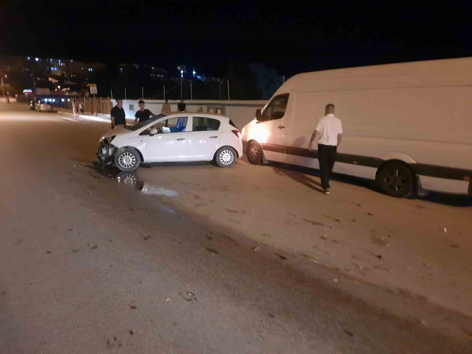 isparta-da-kontrolden-cikan-otomobil-park-halindeki-araca-carpti-1-yarali