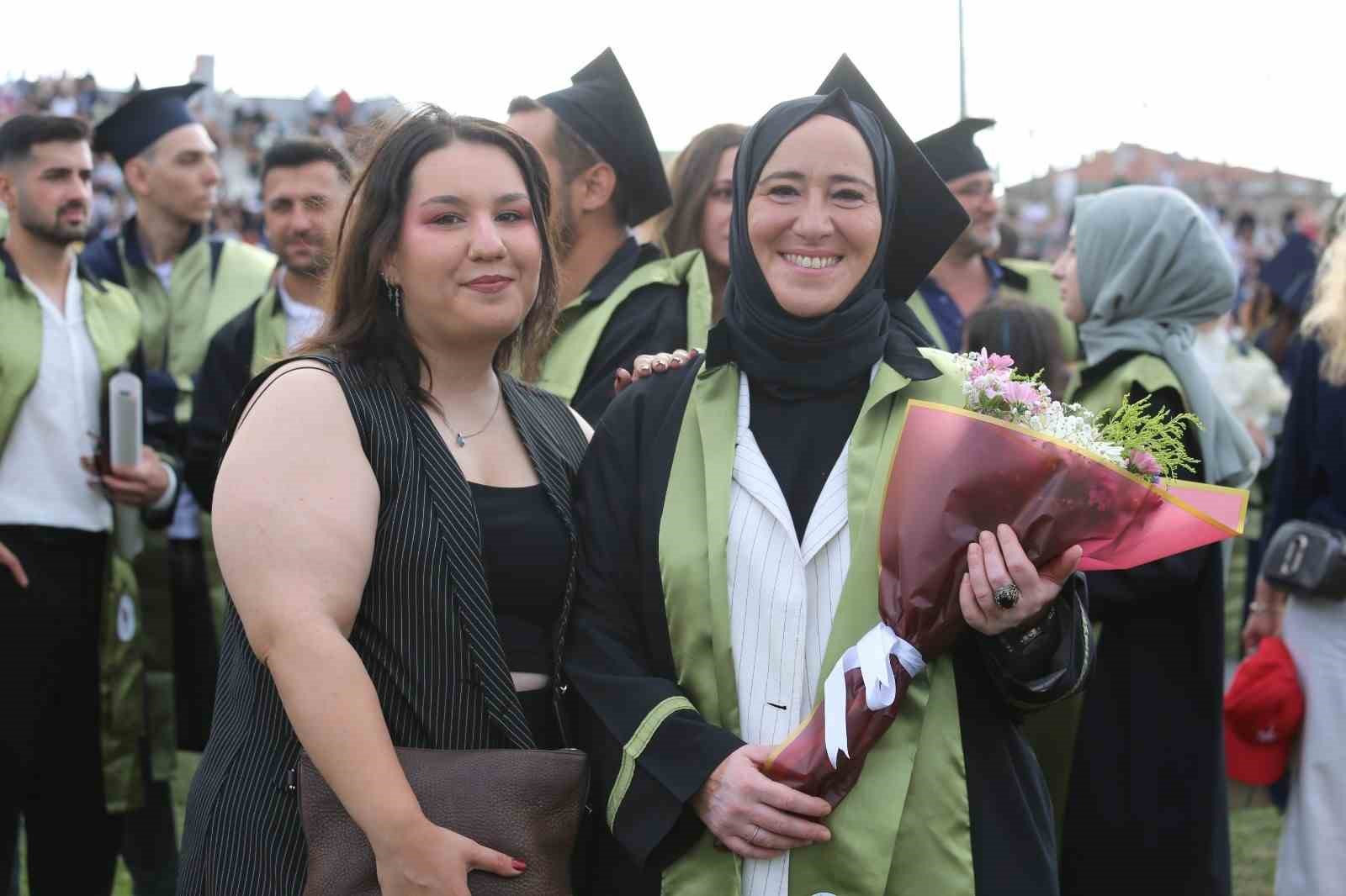 anne-kizin-universite-yolculugu-mezuniyetle-taclandi