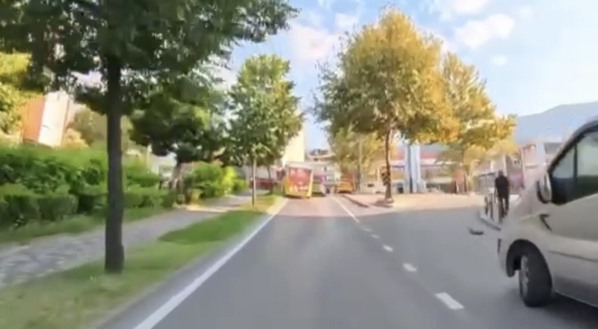 seyir-halindeki-halk-otobusu-direge-carpti-o-anlar-kamerada