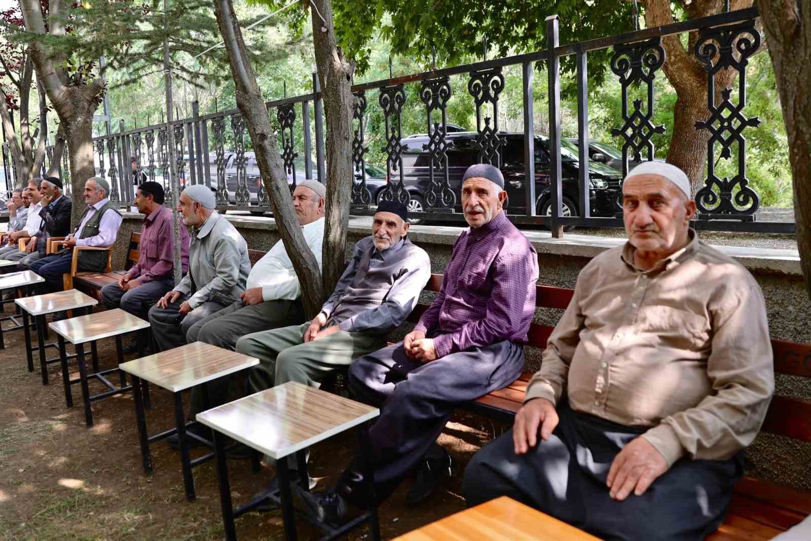 vali-celik-vatandaslarla-bulustu
