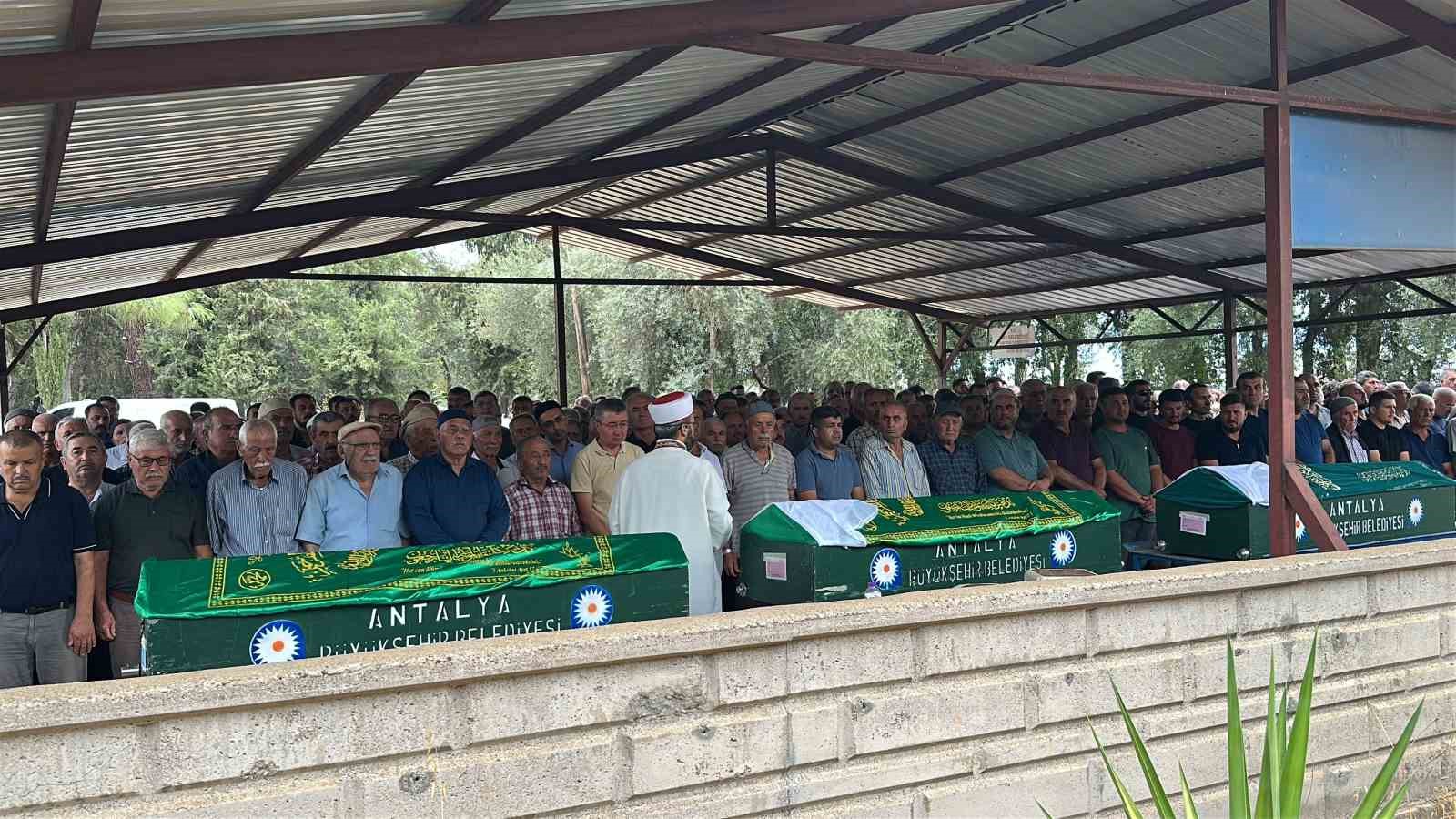 antalya-aile-faciasinda-hayatini-kaybedenler-yan-yana-defnedildi-cenazede-gozyaslari-sel-oldu