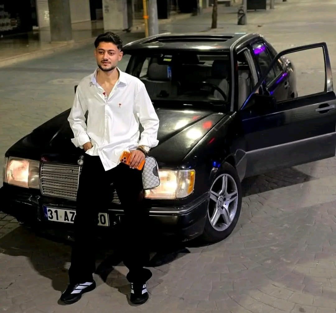 otomobile-ok-gibi-saplanan-motosikletin-surucusu-hafif-ticari-aracin-altinda-kalarak-can-verdigi-kaza-kamerada