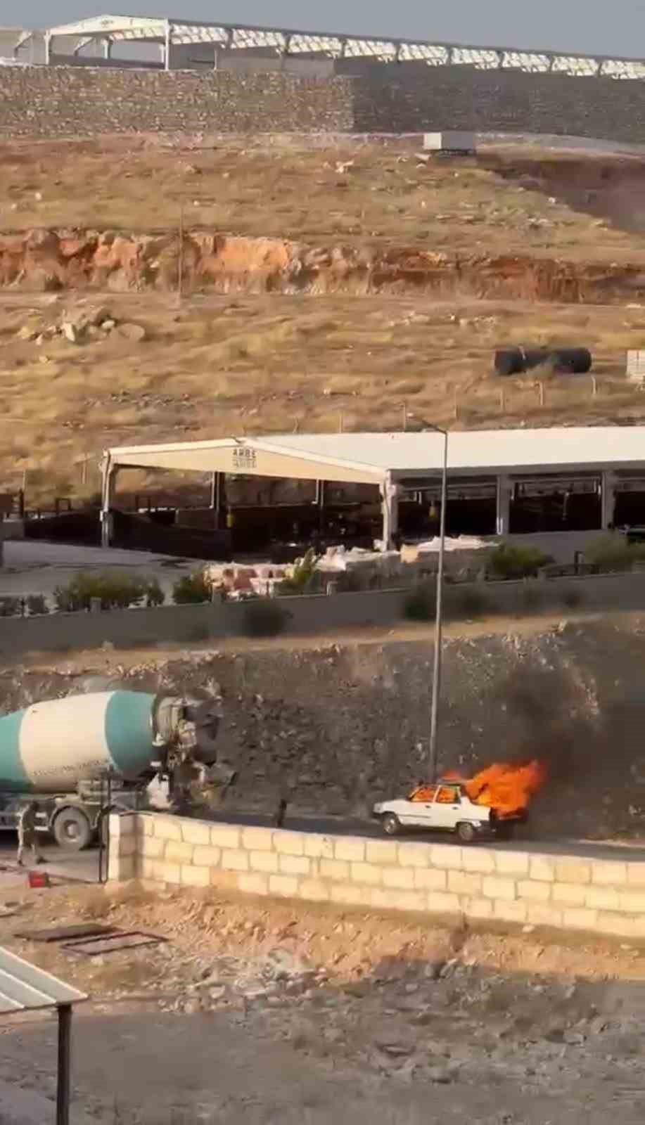 sanliurfa-da-yanan-otomobil-beton-mikseriyle-sonduruldu