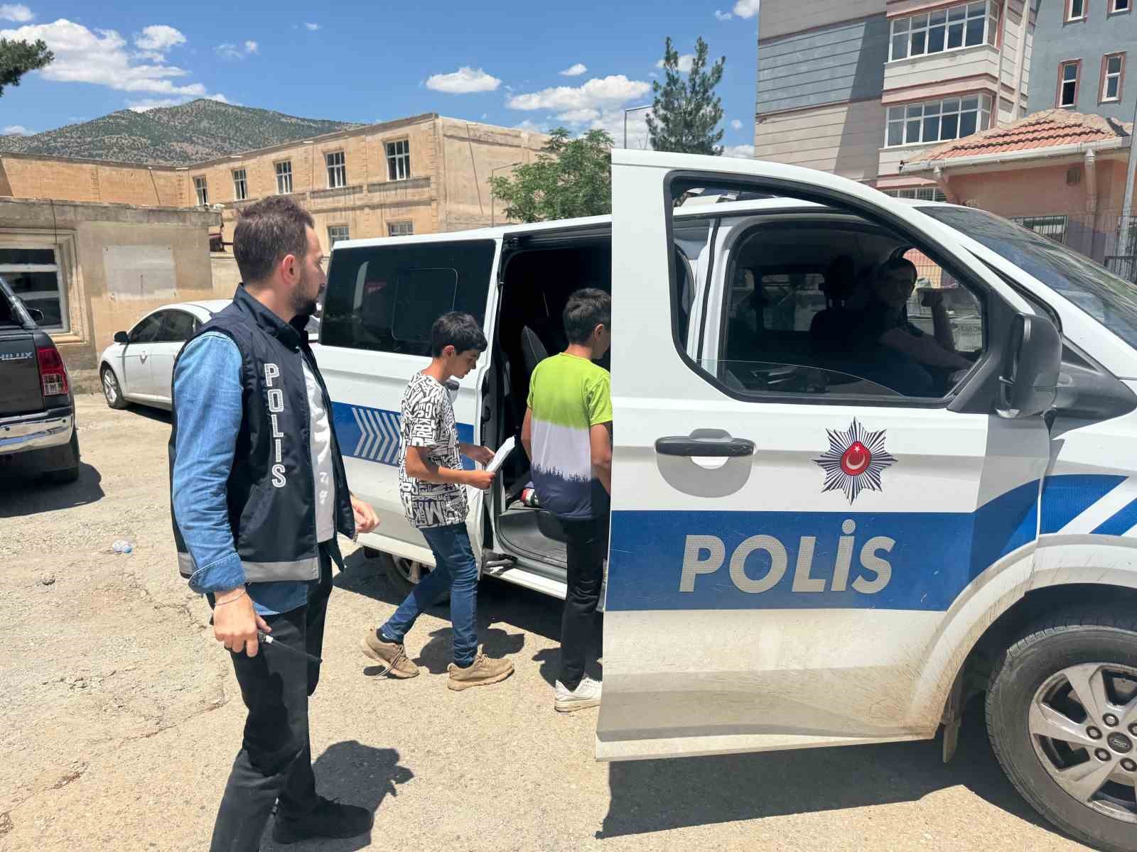 sason-da-lgs-ye-yetisemeyen-ogrencilerin-imdadina-polis-yetisti