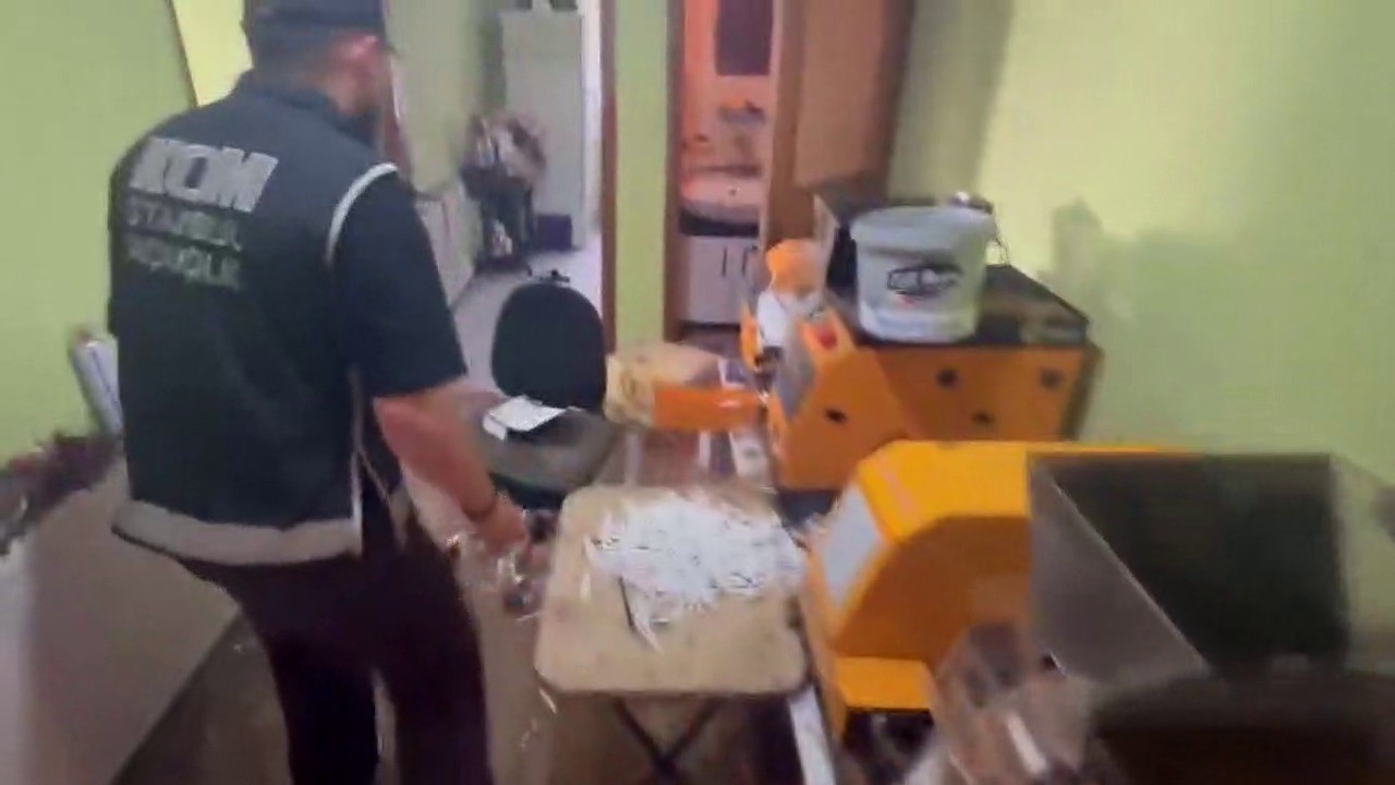 pendik-te-kacak-tutun-operasyonu-440-kilogram-tutun-ve-328-bin-200-makaron-ele-gecirildi