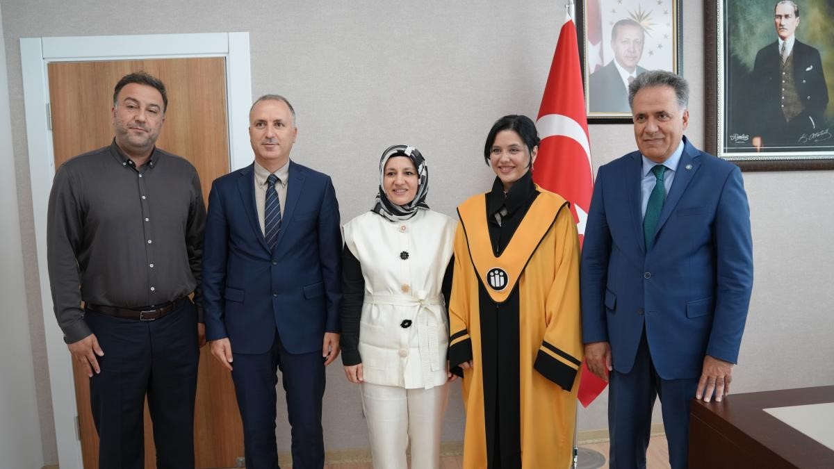 inonu-universitesinde-iki-akademisyene-cubbe-giydirildi