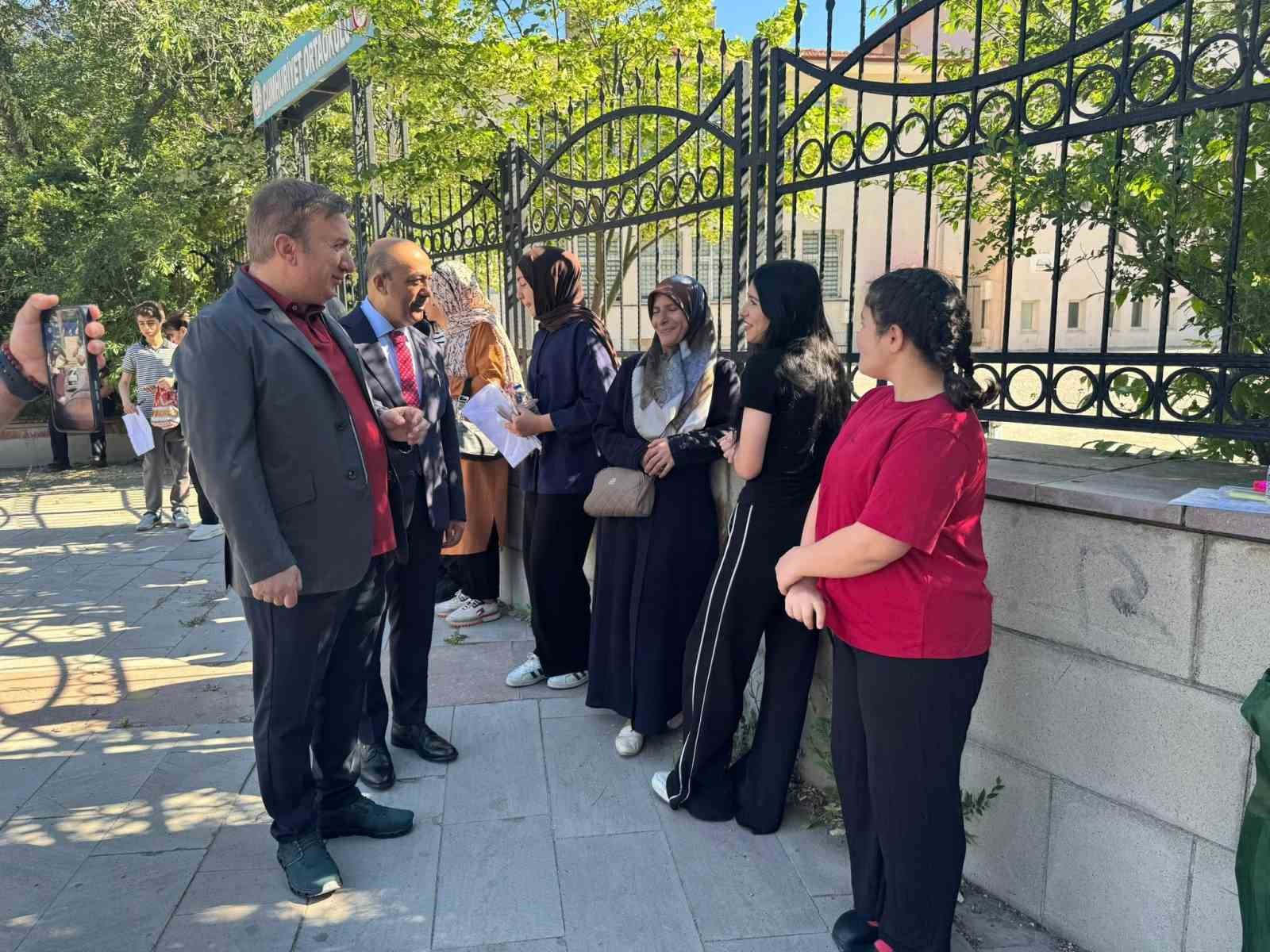 vali-aydogdu-lgs-oncesi-ogrenci-ve-velilerle-bir-araya-geldi