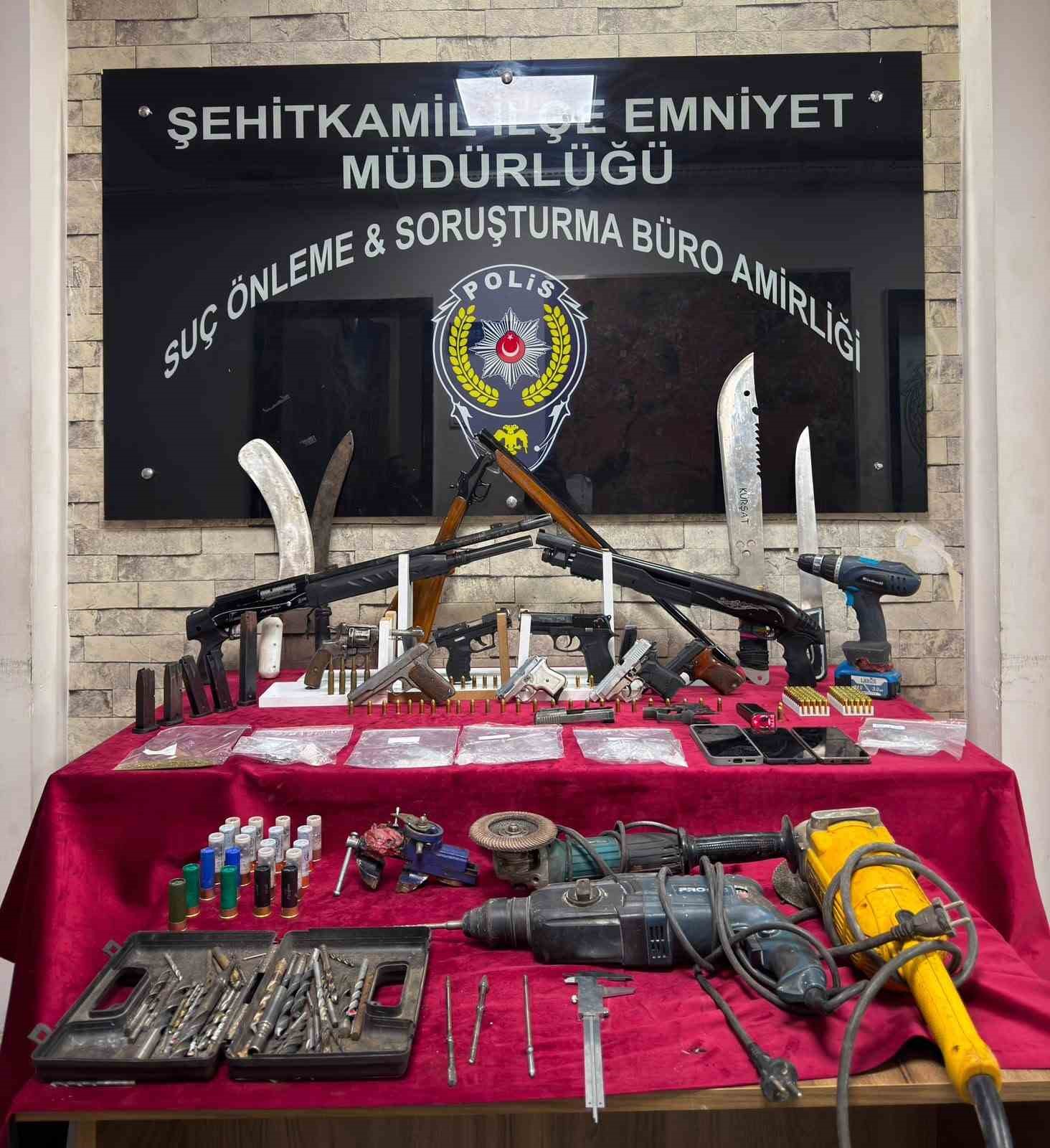 gaziantep-te-10-adet-ruhsatsiz-silah-ele-gecirildi-2-gozalti