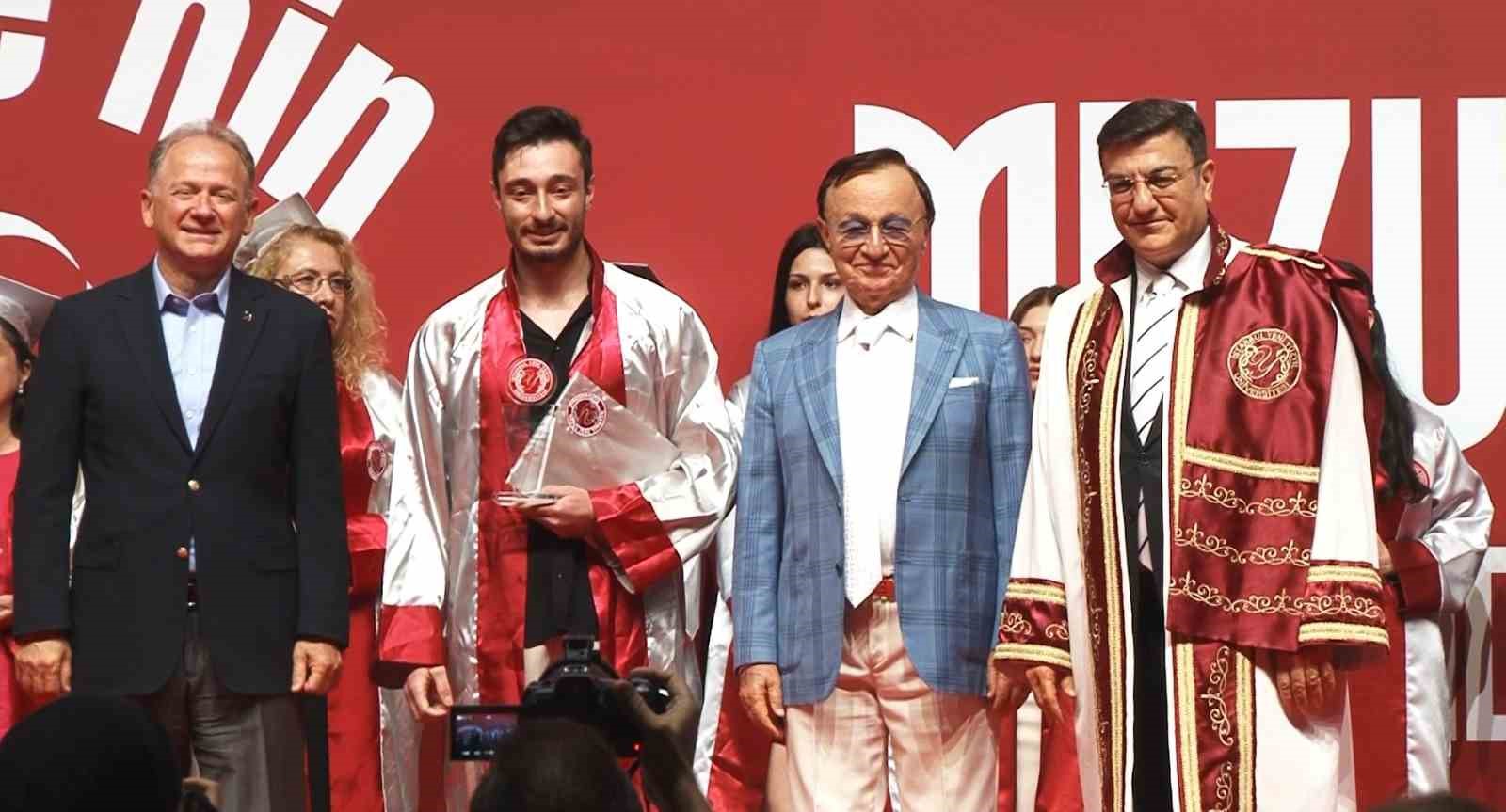 115-ulkeden-ogrencisi-bulunan-universitede-3-bin-40-mezun-sevinci