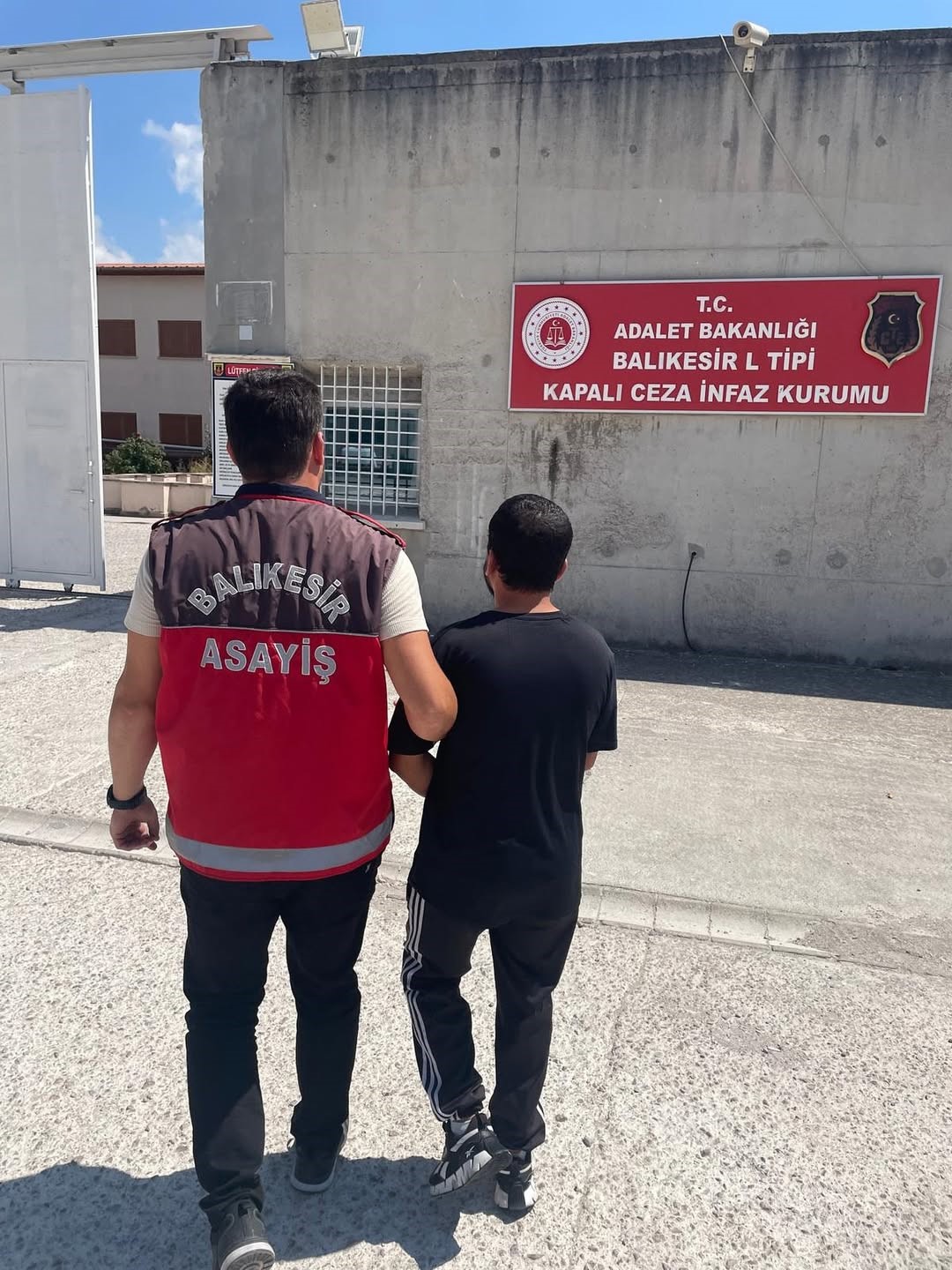 balikesir-de-polisten-suclulara-darbe-129-aranan-sahis-yakalandi