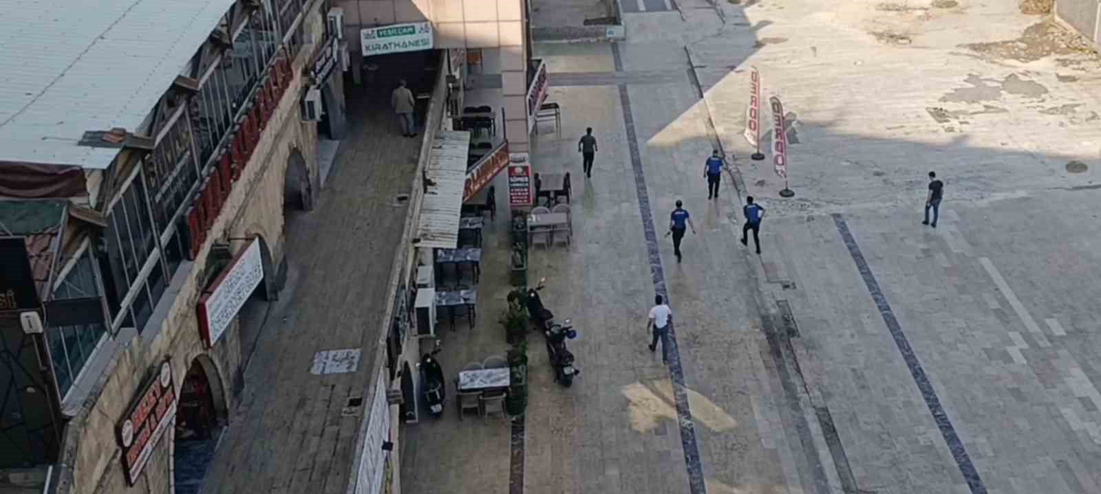 sanliurfa-da-polis-aracinin-camini-bicakla-kirip-ekiplere-saldirdi