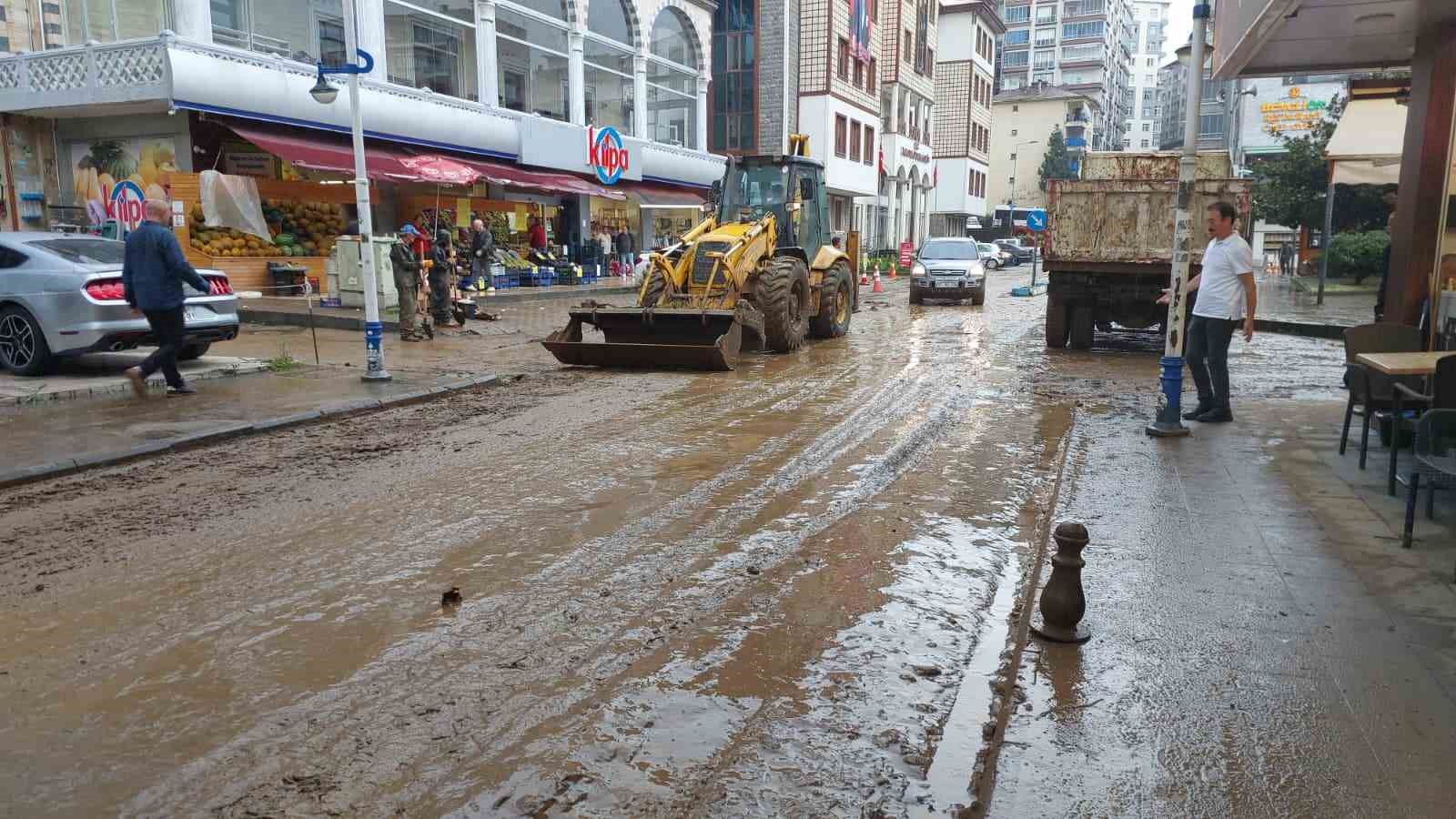rize-nin-pazar-ilcesinde-sel-sulari-cekildi-is-yerlerinde-temizlik-calismalari-suruyor