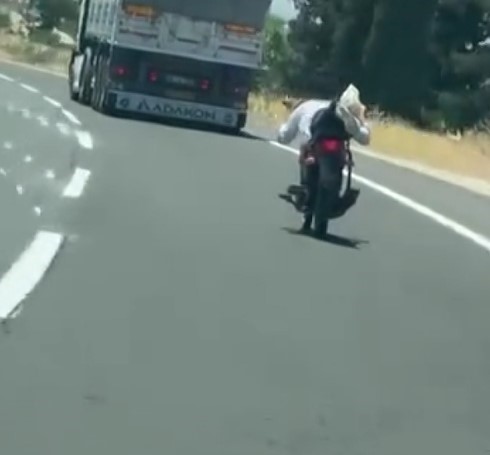 gaziantep-te-yogun-trafikte-tehlikeli-motosiklet-yolculugu