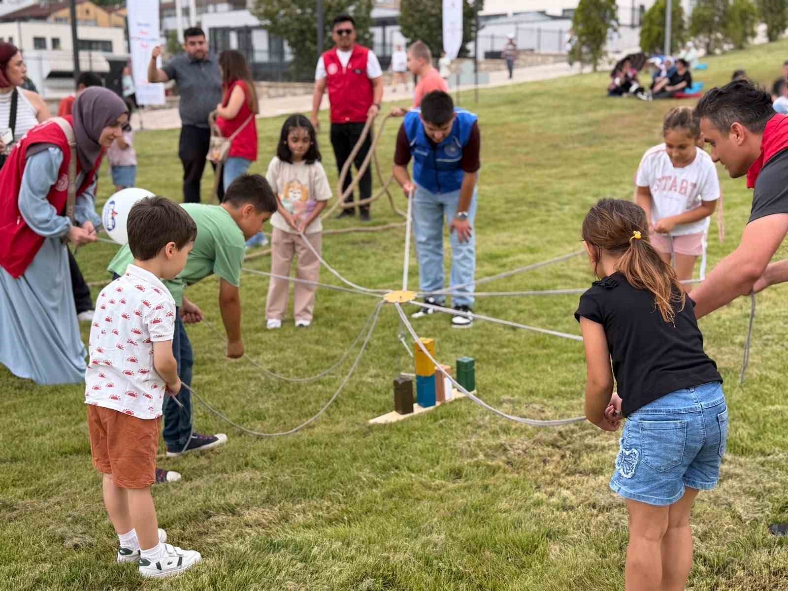 karabuk-te-cocuklar-karne-festivalinde-doyasiya-eglendi