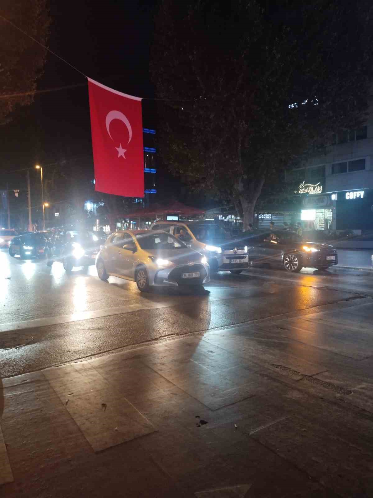 lyon-da-zafer-bagdat-caddesi-nde-buyuk-cosku