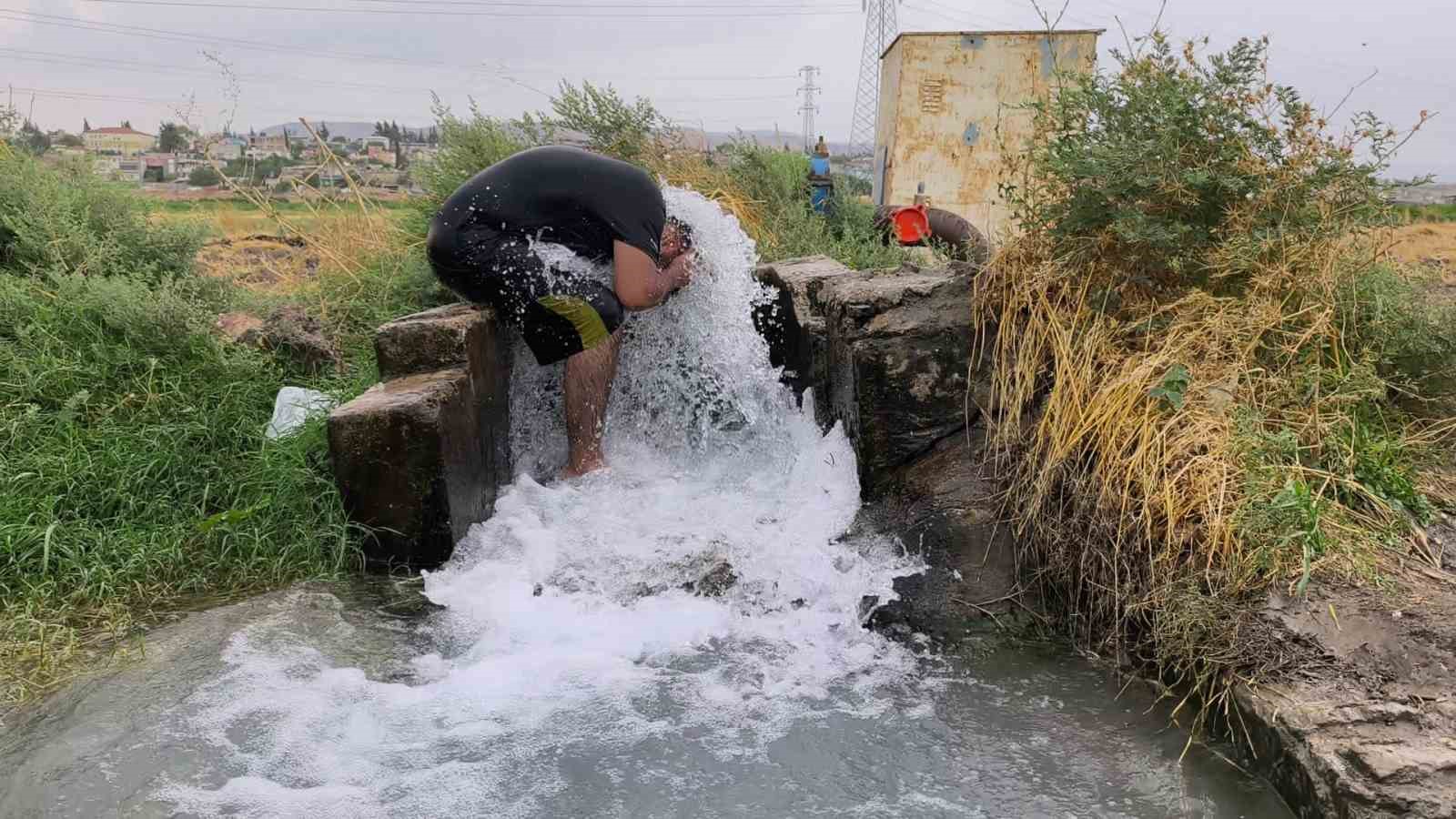 kavurucu-sicakta-elbisesini-bile-cikarmadan-buz-gibi-sondaj-suyunda-serinledi