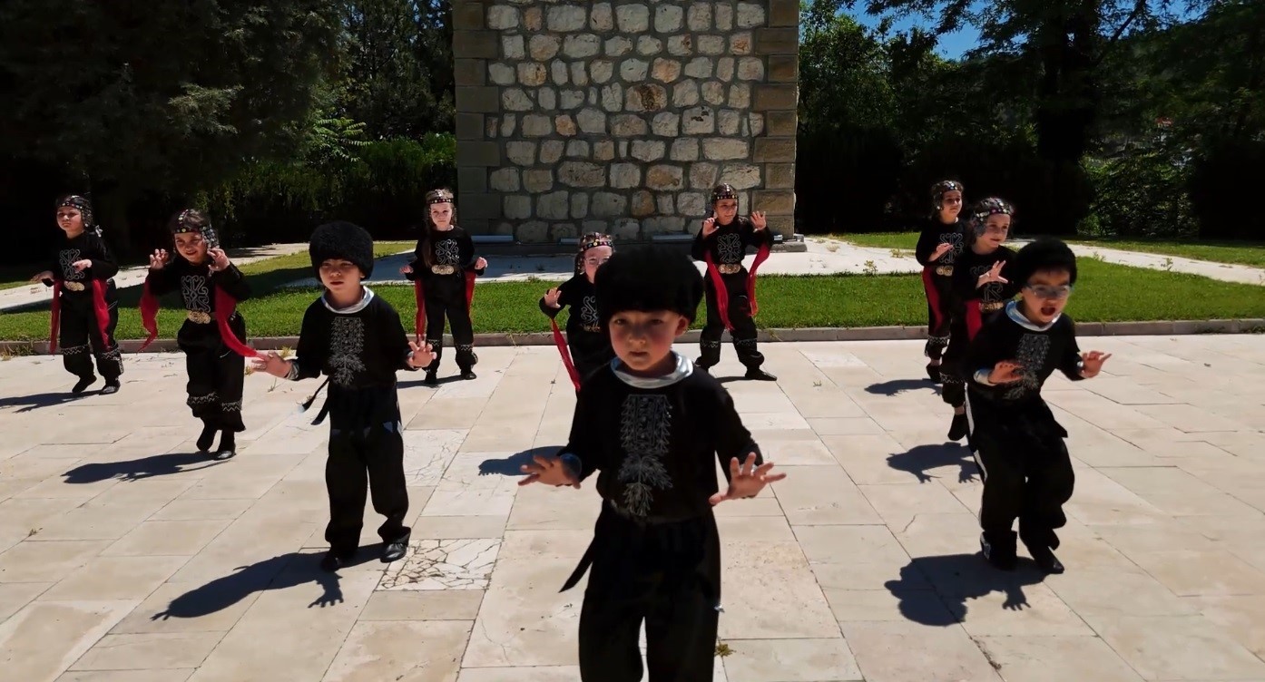 kazak-turklerinin-geleneksel-yoresel-kiyafetleri-ile-unlu-kartal-dansi-ni-sahnelediler