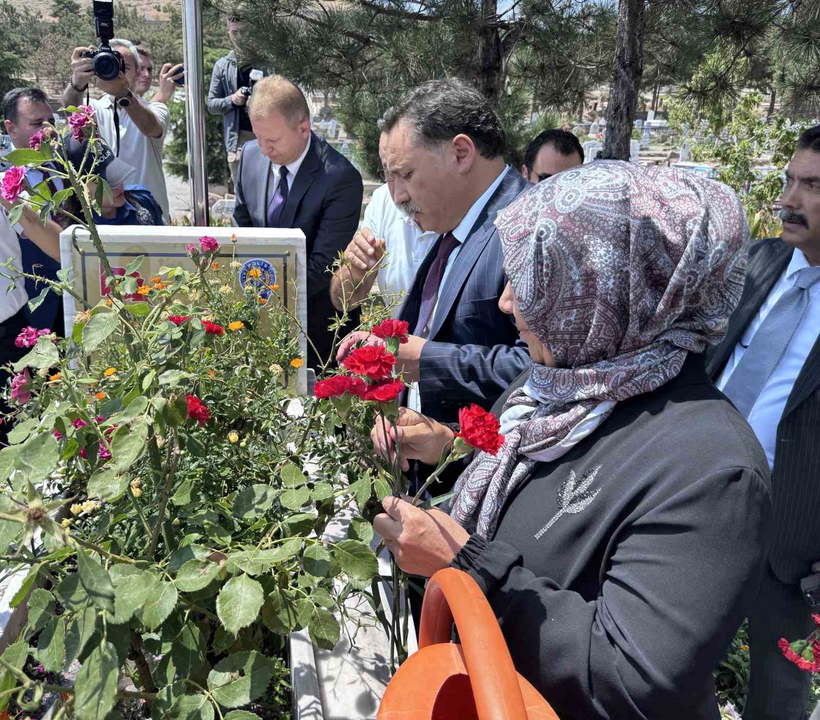 15-temmuz-sehidi-kubra-doganay-kabri-basinda-anildi