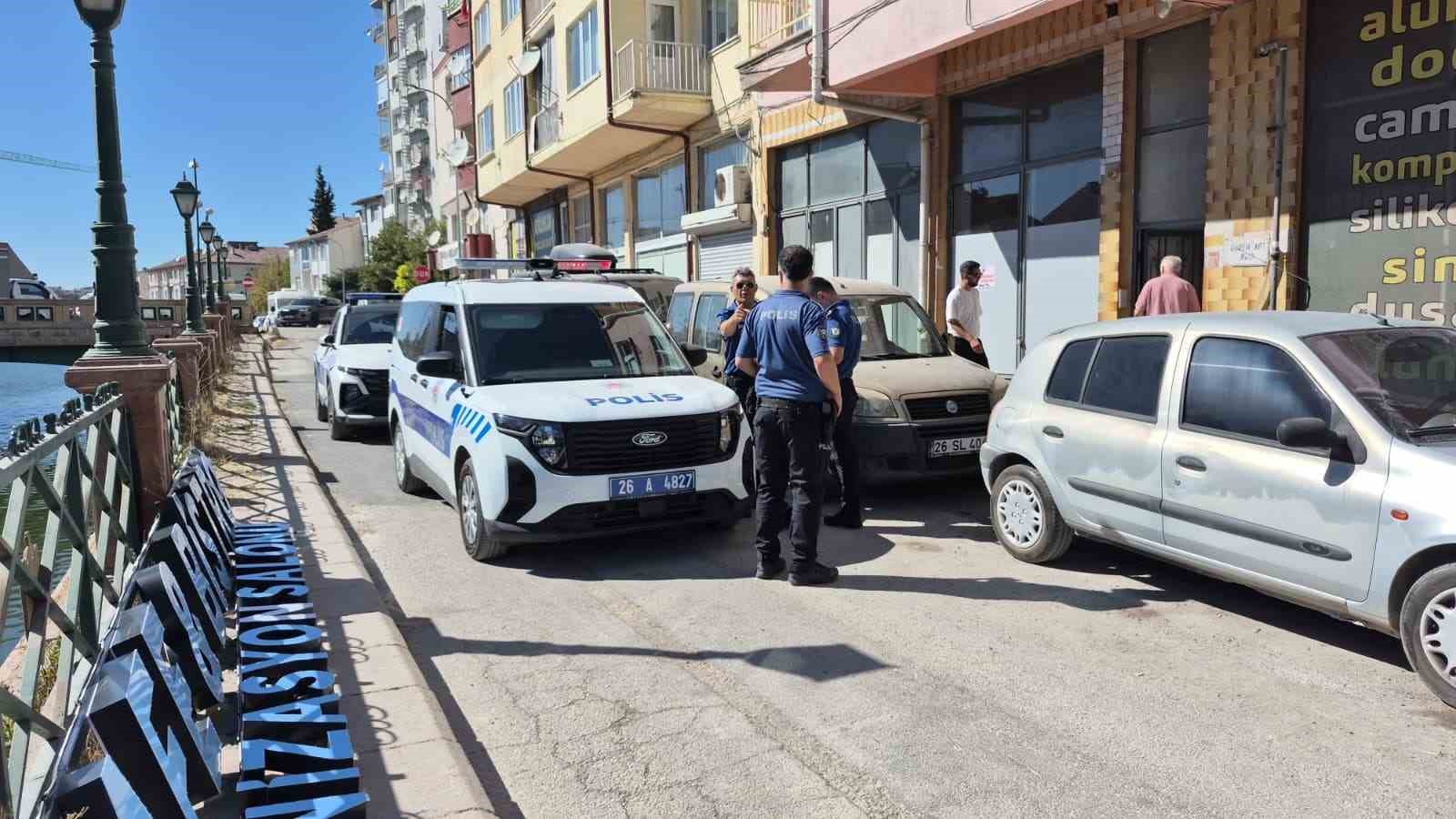 aracini-cekmek-icin-gelmisti-direksiyon-basinda-hayatini-kaybetti