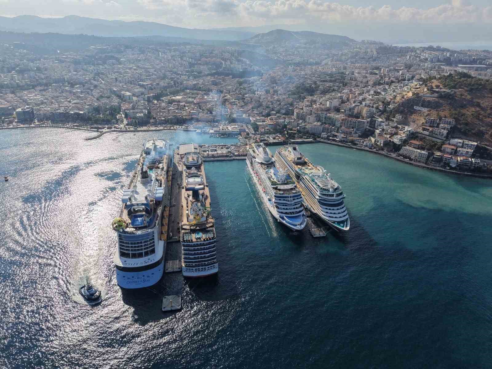 kusadasi-na-4-kruvaziyerle-11-bin-811-turist-geldi