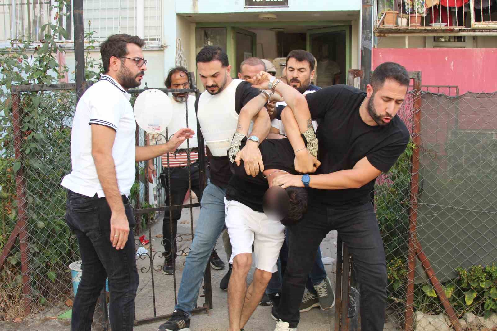 teslim-olmak-istemeyen-firari-once-ates-acti-sonra-el-bombasinin-pimini-cekti